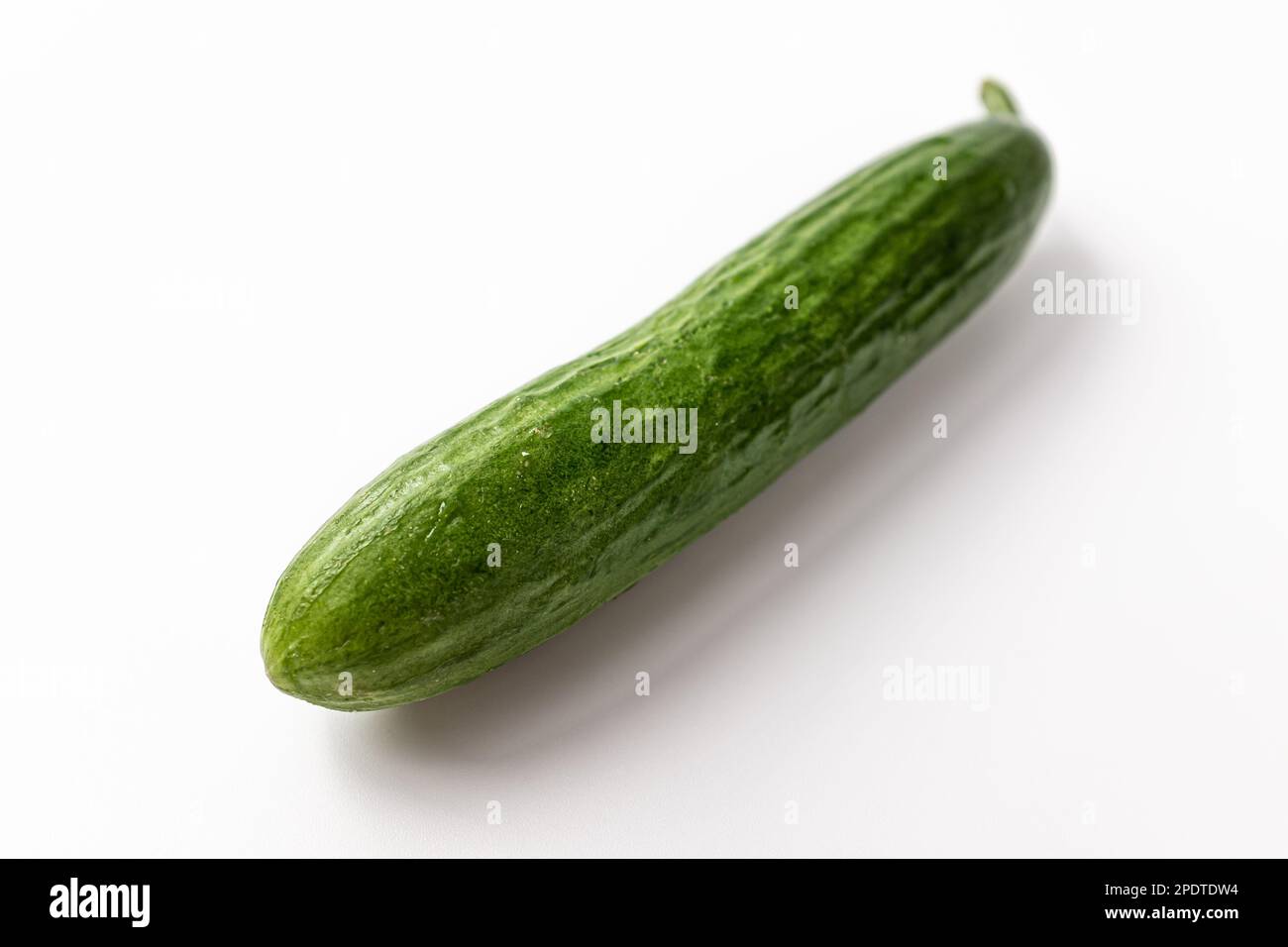 Spuntino cetriolo su sfondo bianco Foto Stock