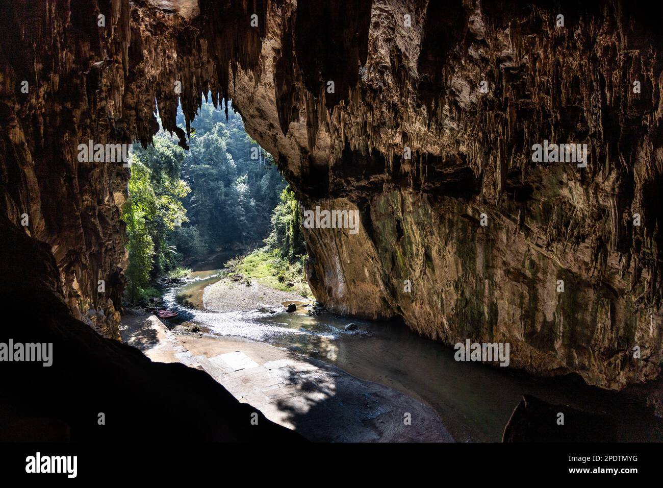 La camera panoramica con il fiume nella grotta Tham Nam Lod, popolare attrazione turistica a Mae Hong Son, Thailandia Foto Stock