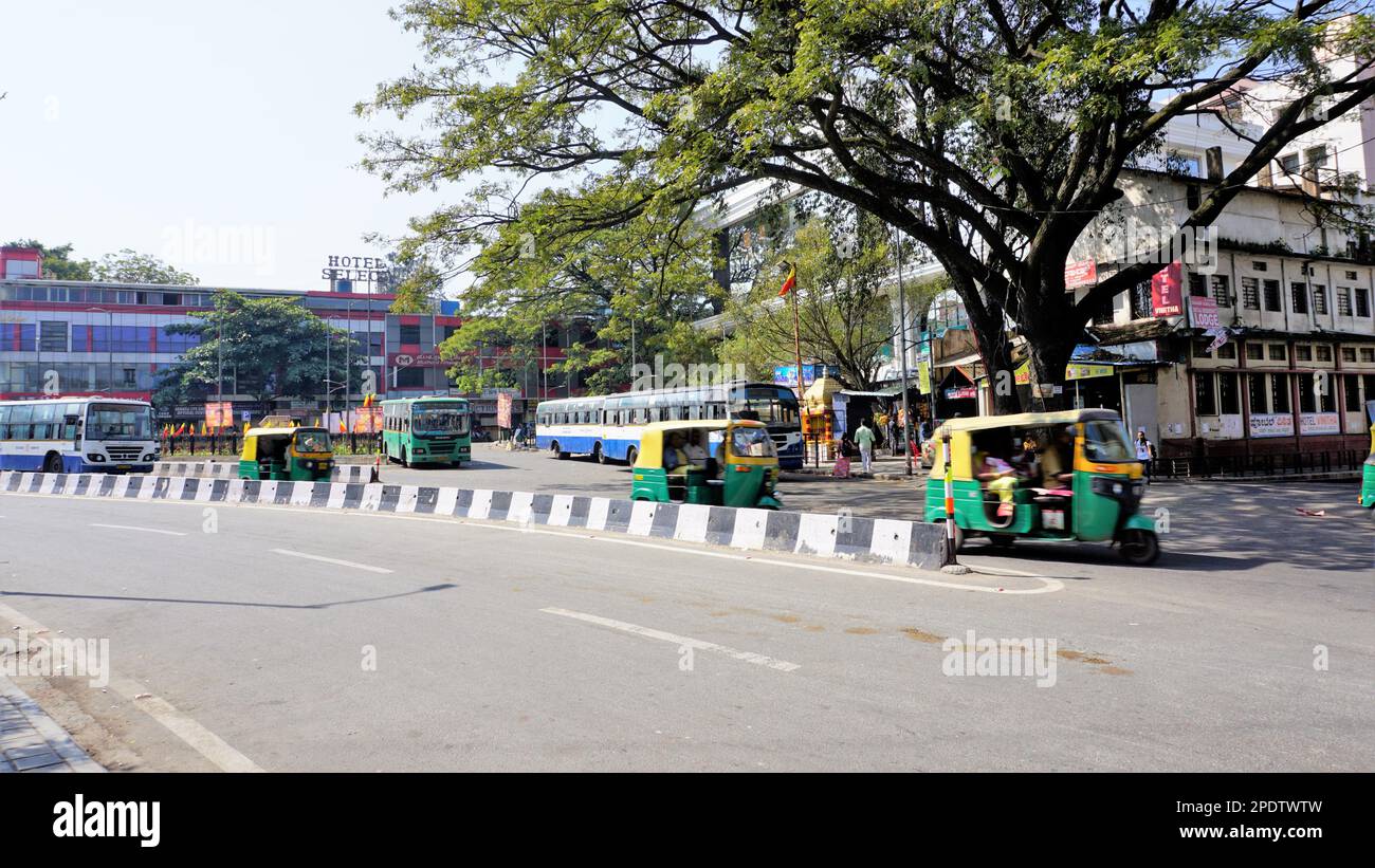 Bangalore, Karnataka, India-Gennaio 01 2023: Vista della strada cittadina di Bangalore vicino al busstand Shivaji nagar. Foto Stock