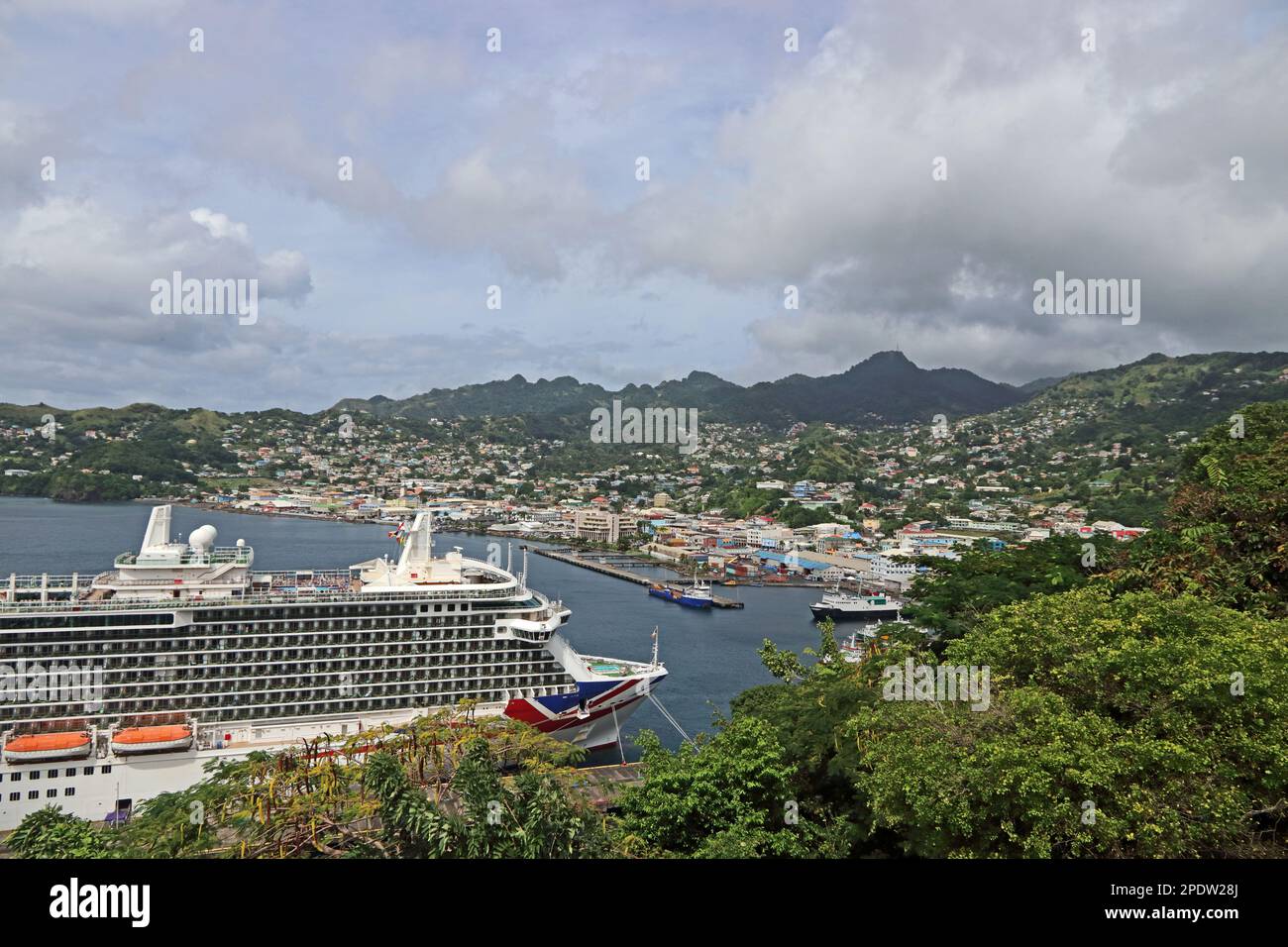 P e o nave da crociera Britannia ormeggiata nel porto di Kingstown, St Vincent Foto Stock