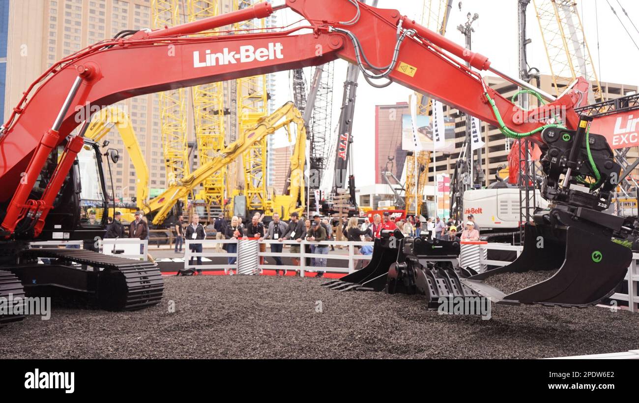 230315) -- LAS VEGAS, 15 marzo 2023 (Xinhua) -- un escavatore della società  americana link-Belt Cranes è in mostra al 2023 CONEXPO-con/AGG di Las  Vegas, Stati Uniti, il 14 marzo 2023. La