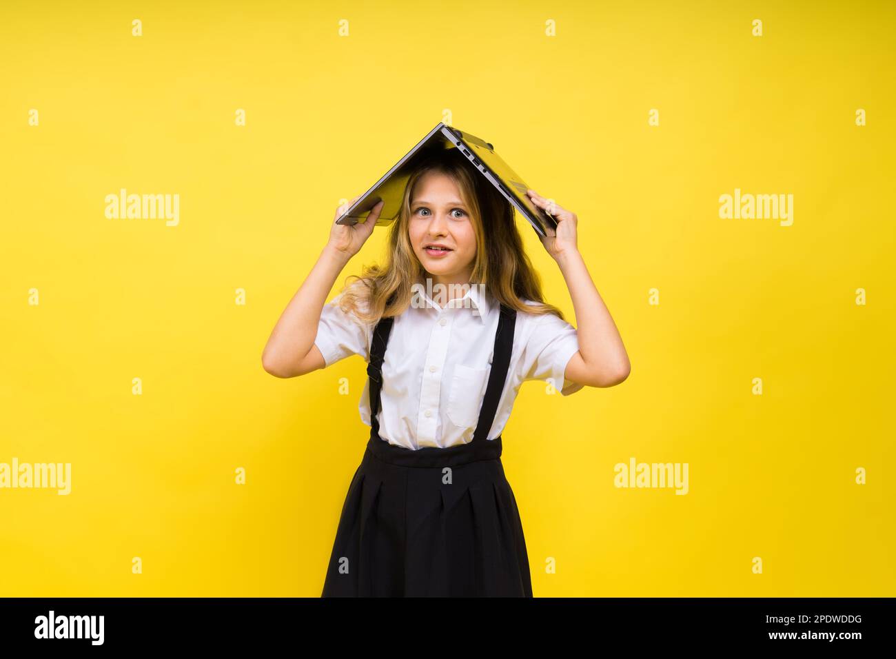 Piccola ragazza bambino bionda felice 12-13 anni computer portatile. Bambini stile di vita concetto di infanzia. Foto Stock
