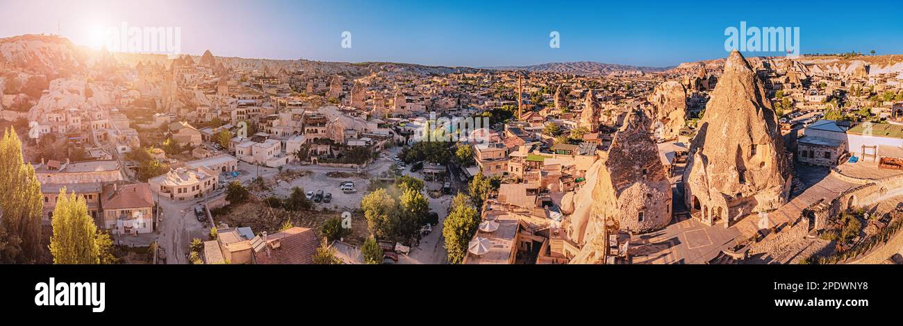 Veduta aerea di Alberghi e case scavate nelle rocce di morbido tufo vulcanico in Cappadocia - una delle meraviglie del mondo in Turchia. Foto Stock