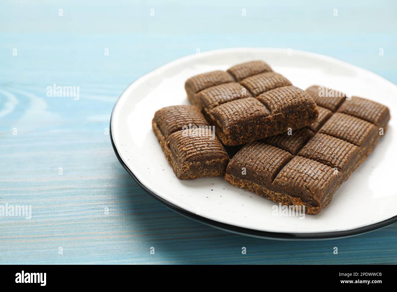 Piatto bianco con delizioso e sano ematogeno su tavola di legno blu, primo piano Foto Stock