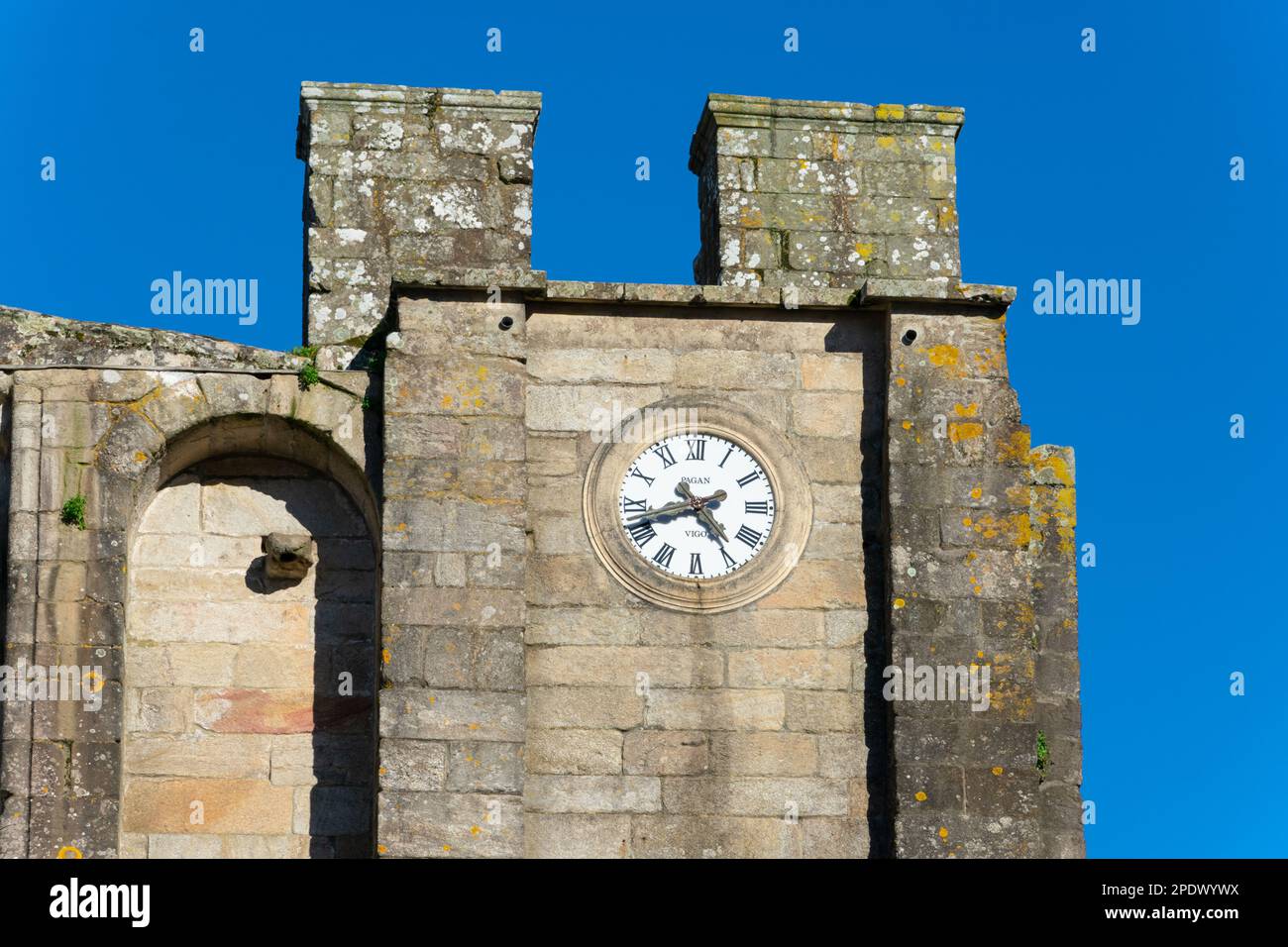 Noia, Galizia. Spagna. Febbraio 6, 2023. Chiesa di San Martin de Noya Orologio. Igrexa de San Martino de Noia Foto Stock