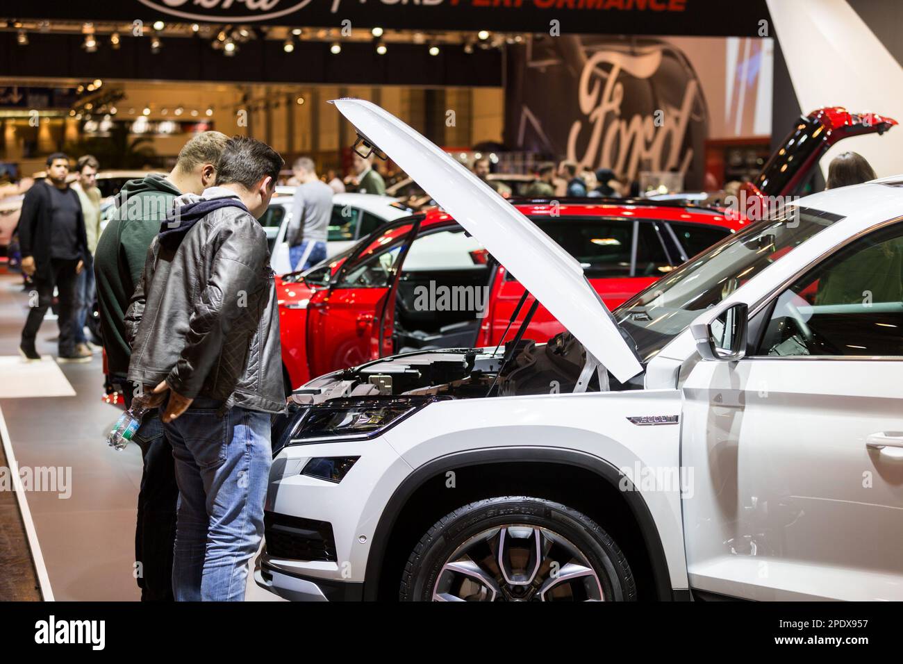 ESSEN, GERMANIA - 01 dicembre 2017: I visitatori guardano il motore di una Skoda al Motor Show di Essen il 1 dicembre 2017 ad Essen, Germania. Il Essen Foto Stock