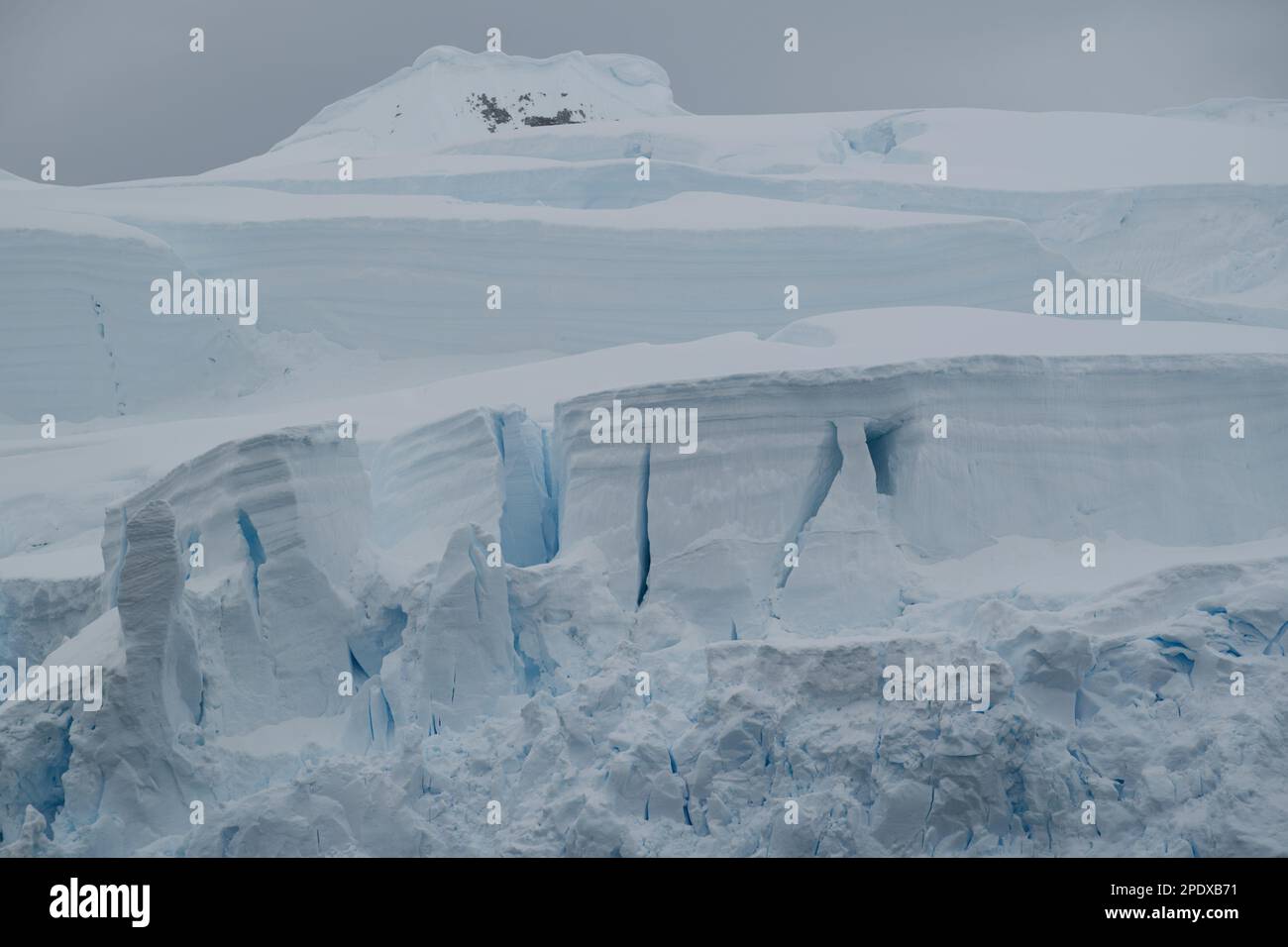 Strati di neve impaccata a Graham Passage - Antartide Foto Stock