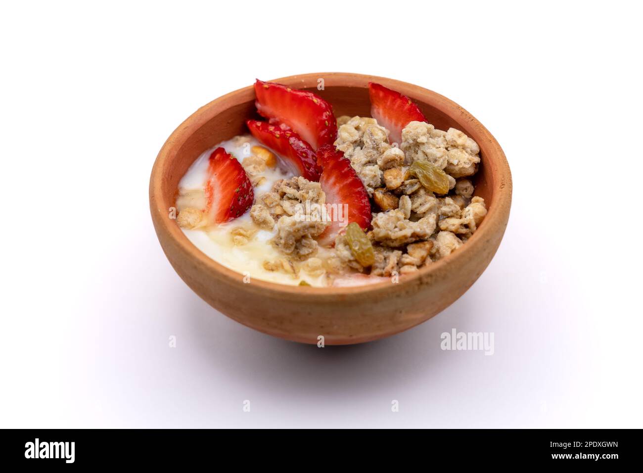Colazione sana - cereali avena, fragola, miele con yogurt noci nel recipiente di argilla Foto Stock
