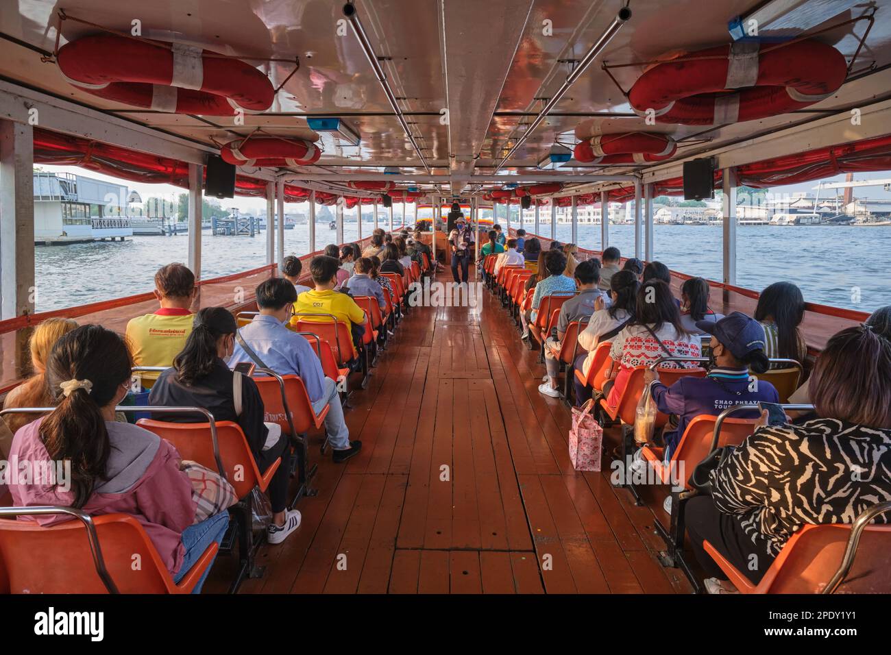 I passeggeri sul cosiddetto Express Boat che solcano il fiume Chao Phraya a Bangkok, Thailandia, consentendo ai pendolari di evitare le strade ostruite dal traffico della città Foto Stock