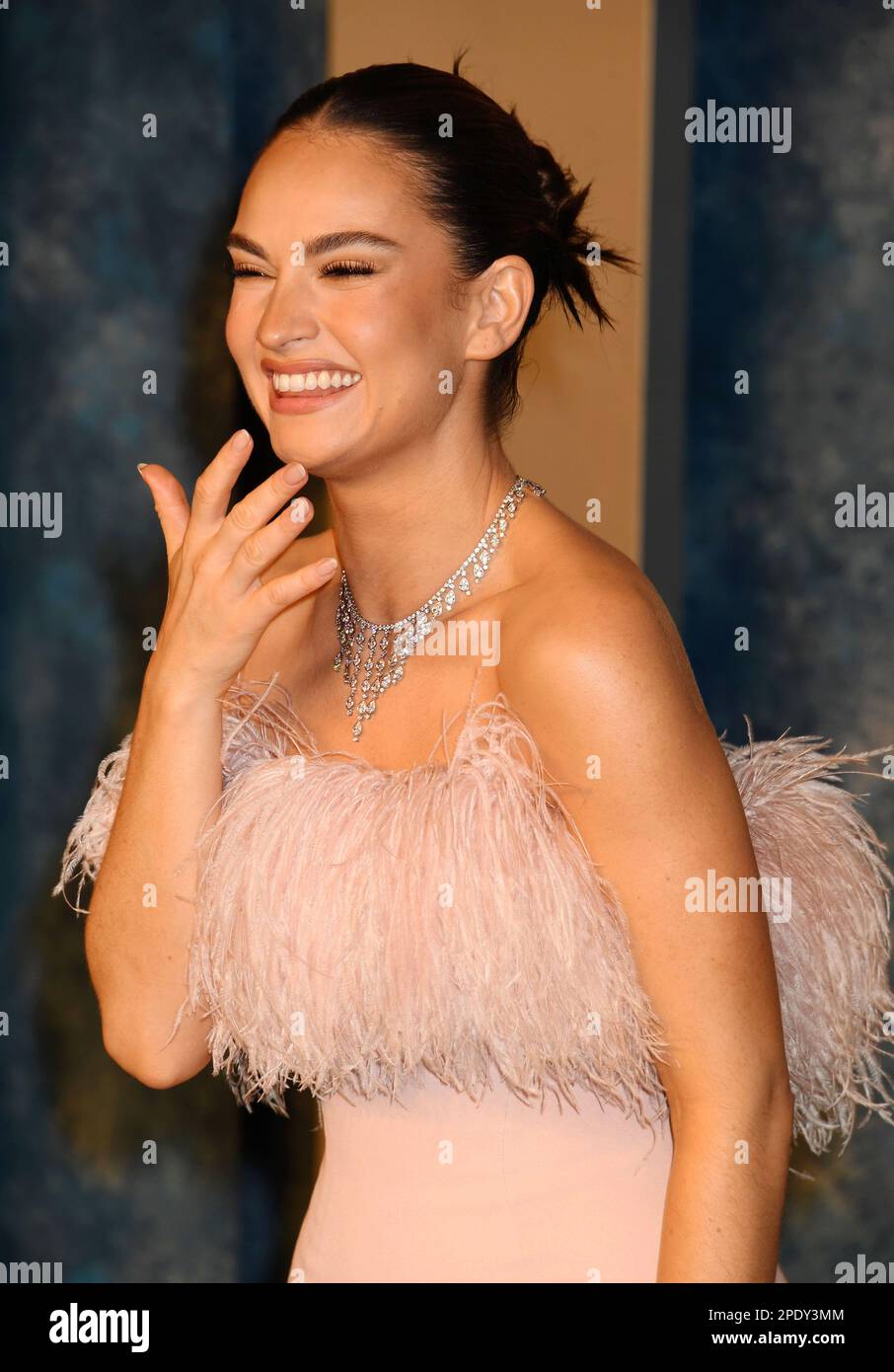 Beverly Hills, California, Stati Uniti. 12th Mar, 2023. Lily James partecipa al Vanity Fair Oscar Party del 2023, ospitato da Radhika Jones al Walis Annenberg Center for the Performing Arts il 12 marzo 2023 a Beverly Hills, California. Credit: Jeffrey Mayer/JTM Photos/Media Punch/Alamy Live News Foto Stock