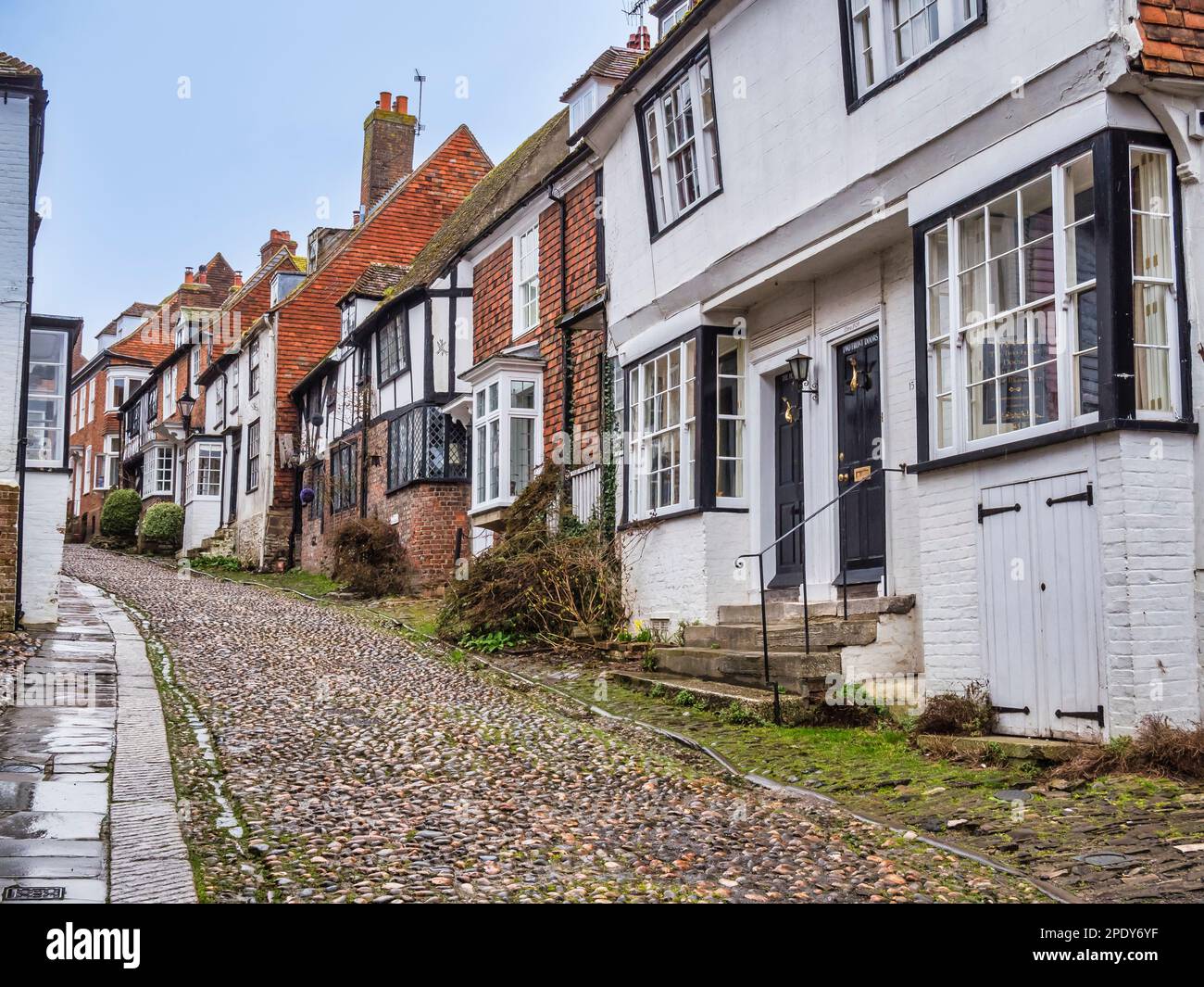 Immagine di scena di strada di case storiche pittoresche nella città di Rye [sul mare] nel Kent Foto Stock