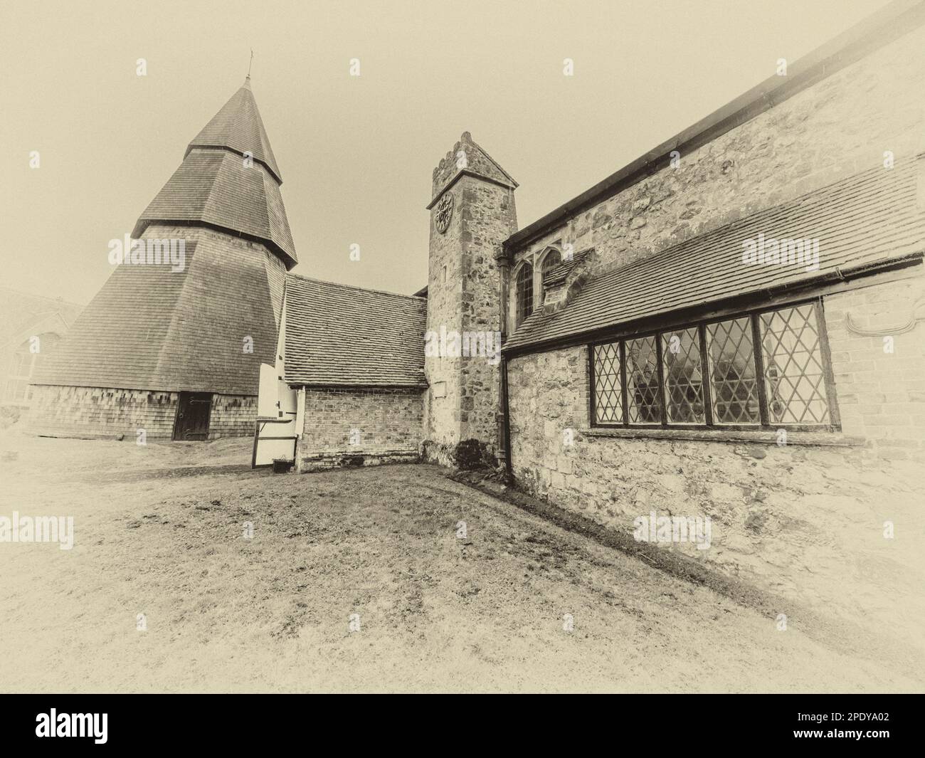 L'immagine è della famosa chiesa di St Augustines 15th cent nel villaggio di Brookland in Kent.The chiesa è famosa per il suo campanile ottagonale staccato Foto Stock