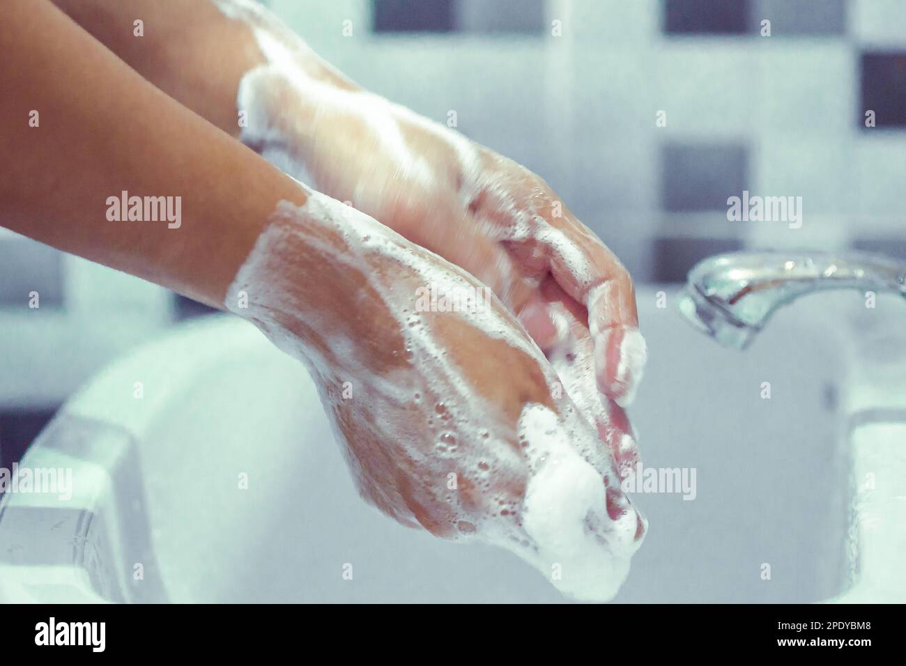 Lavarsi le mani con sapone per prevenire il covid 19, lavarsi le mani per prevenire le epidemie. Foto Stock