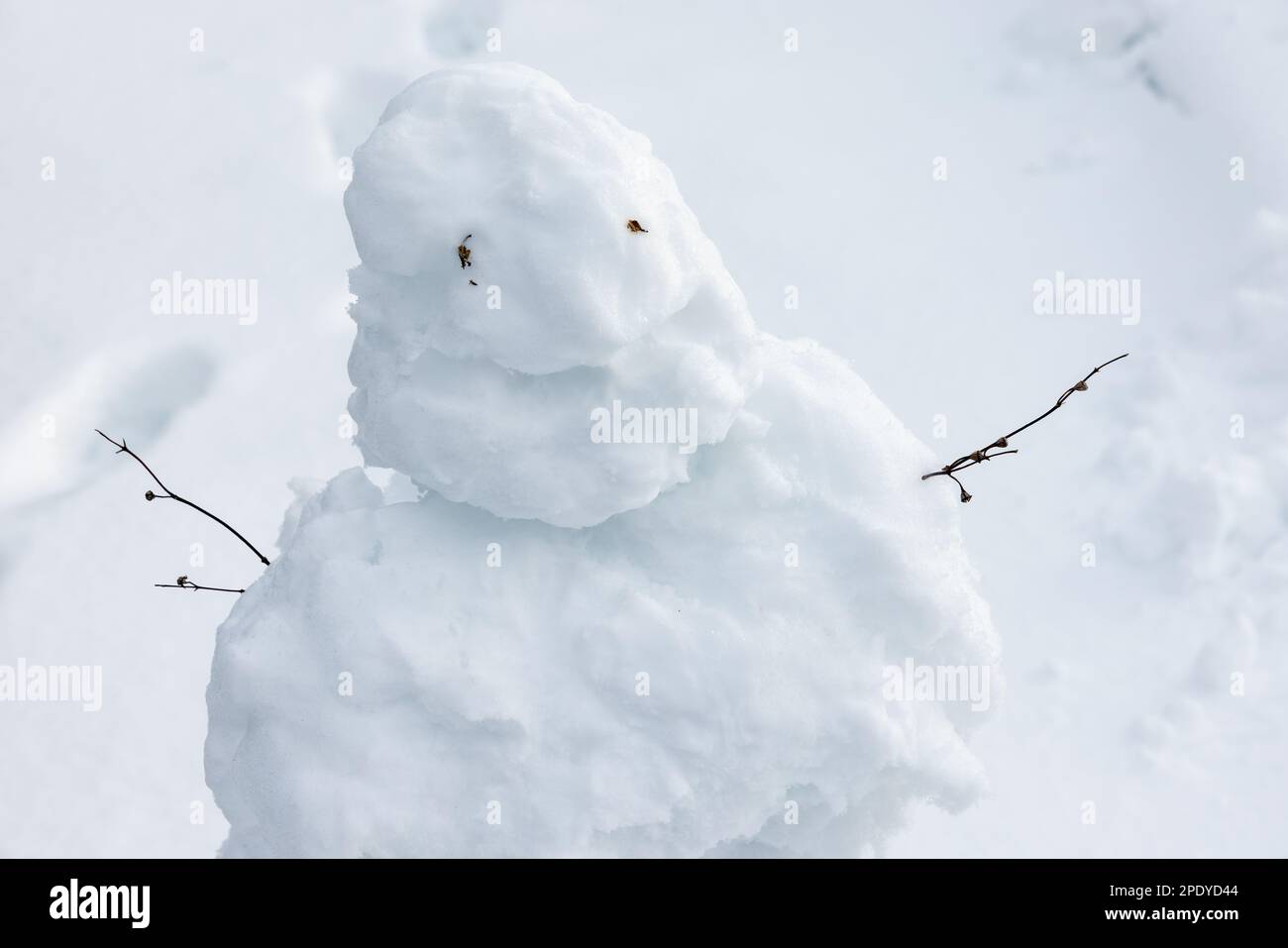 Carino pupazzo di neve su sfondo bianco, primo piano foto Foto Stock