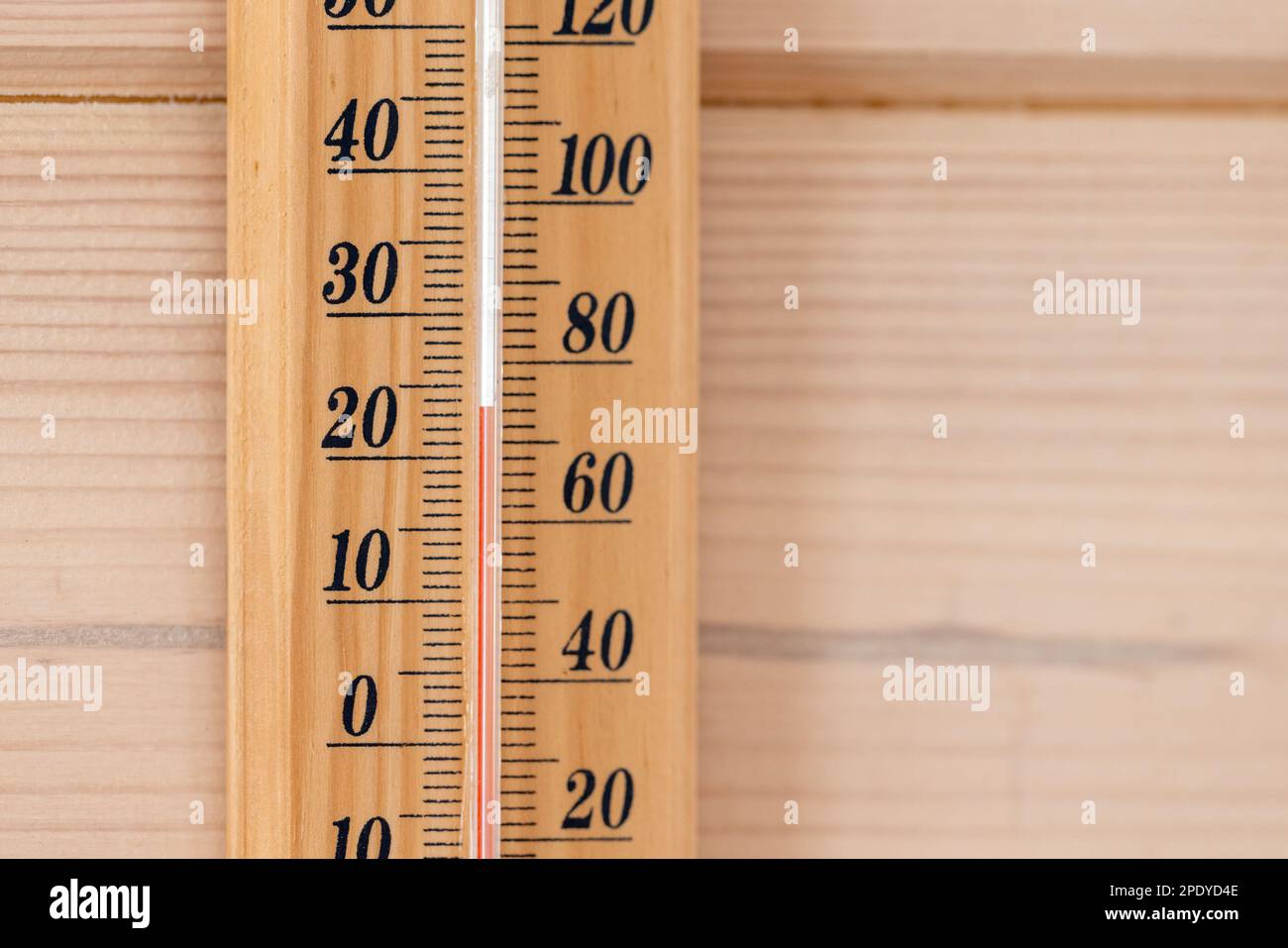 Foto ravvicinata del termometro ad alcol per uso domestico che mostra una temperatura confortevole in gradi Celsius Foto Stock