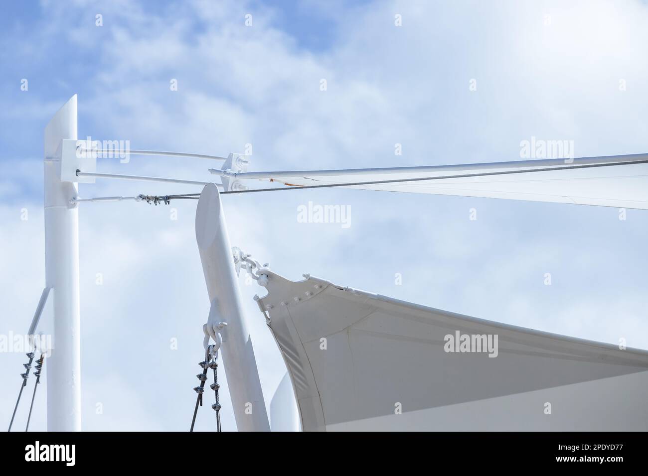Tendine bianche a forma di vele sono sotto il cielo blu brillante in una giornata di sole Foto Stock