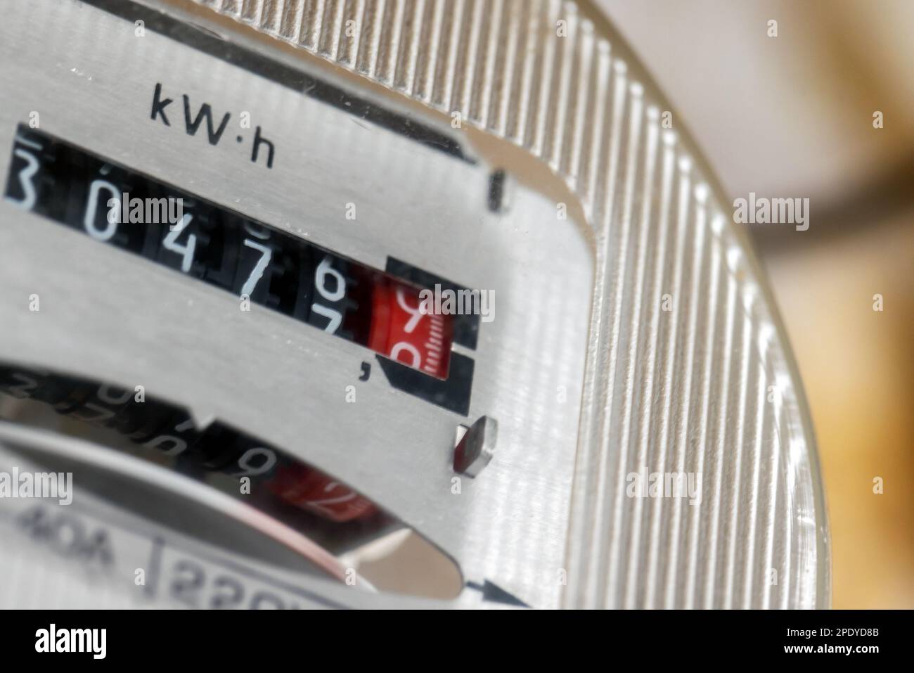 Contatore elettrico scala kW-h, foto ravvicinata Foto Stock