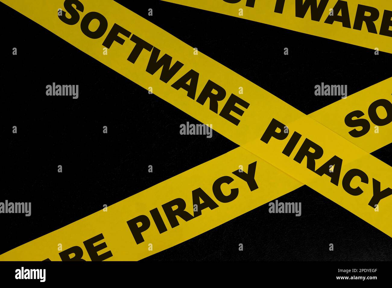 Avviso di pirateria software, avvertenza e avvertenza. Nastro di barricata giallo con parola su sfondo nero scuro. Foto Stock