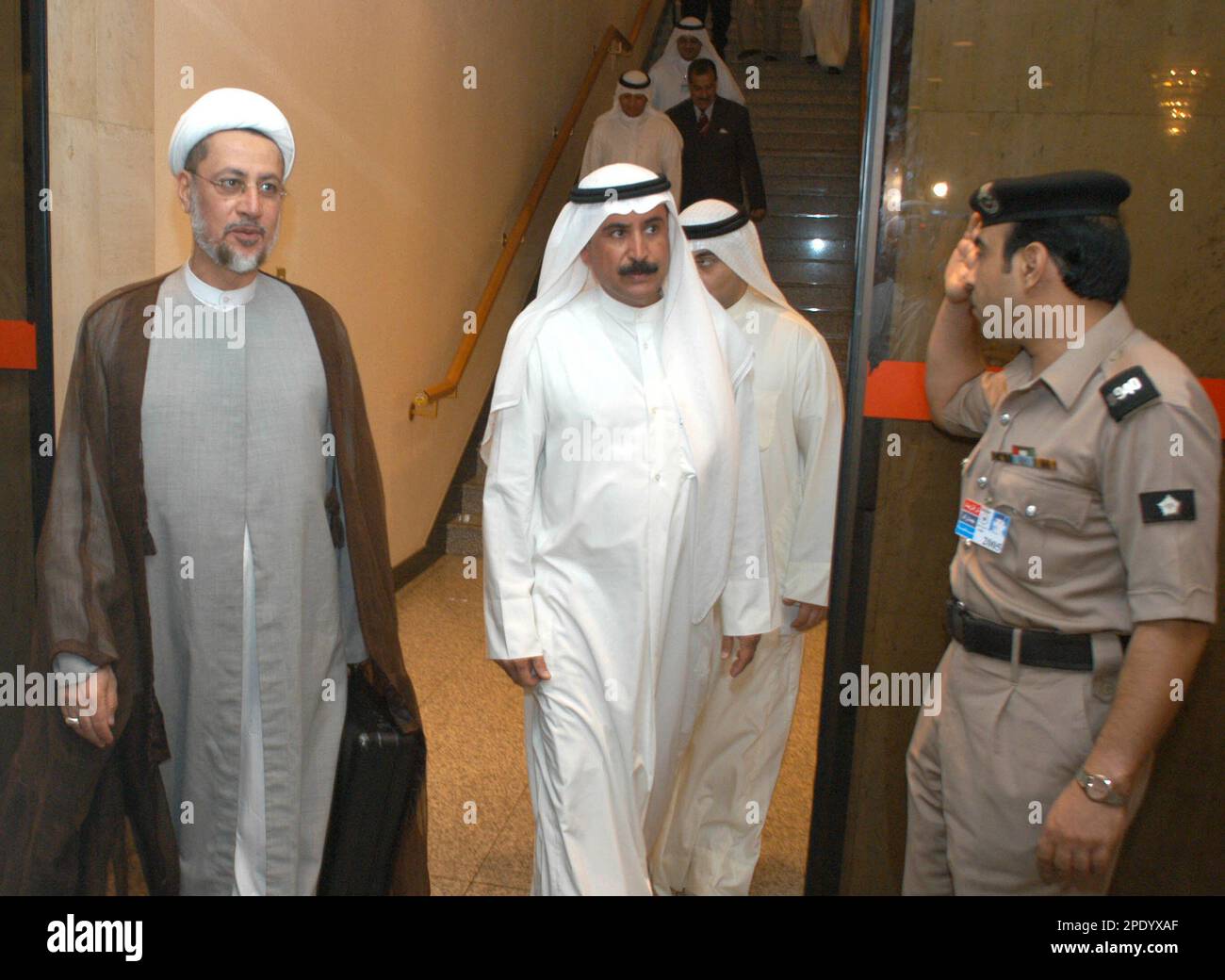 Head of Iraqi delegation to Kuwait, Khalid Al Atyah, left, walks with Kuwaiti official Ghanim Al Ghanim, right, from Ministry of Foreign Affairs at Kuwait airport Thursday Aug. 4, 2005. The Iraqi delegation is in Kuwait to solve the recent Iraqi -Kuwaiti border issue. Angry Iraqi MPs yesterday accused Kuwait with repeatedly violating their southern border on the 15th anniversary of Iraqis invasion of Kuwait. (AP Photo/str) Foto Stock