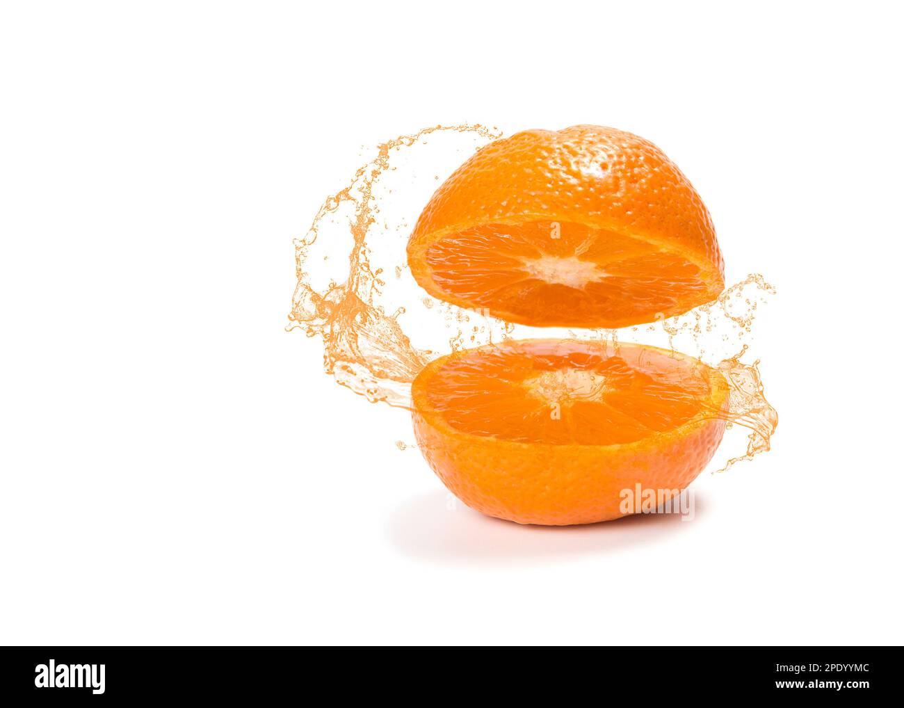 Mandarino tagliato a metà con spruzzi di succo Foto Stock