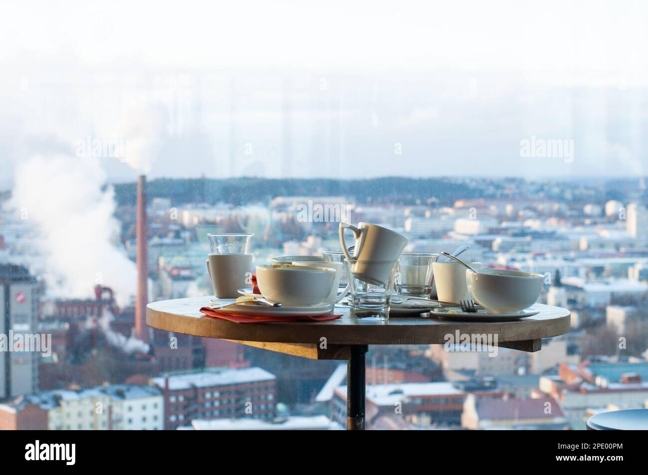 Tavolo da caffè con piatti. Stiamo cercando cameriere. Stiamo assumendo cameriere. Il cameriere voleva. Lavori per camerieri. Foto Stock