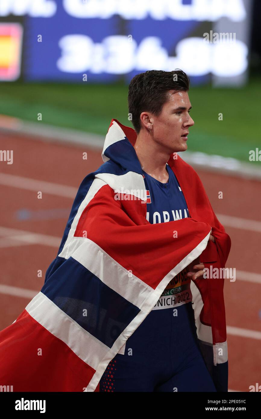 Jakob INGEBRIGTSEN con la bandiera norvegese dopo la 1500m al Campionato europeo di Atletica 2022 Foto Stock
