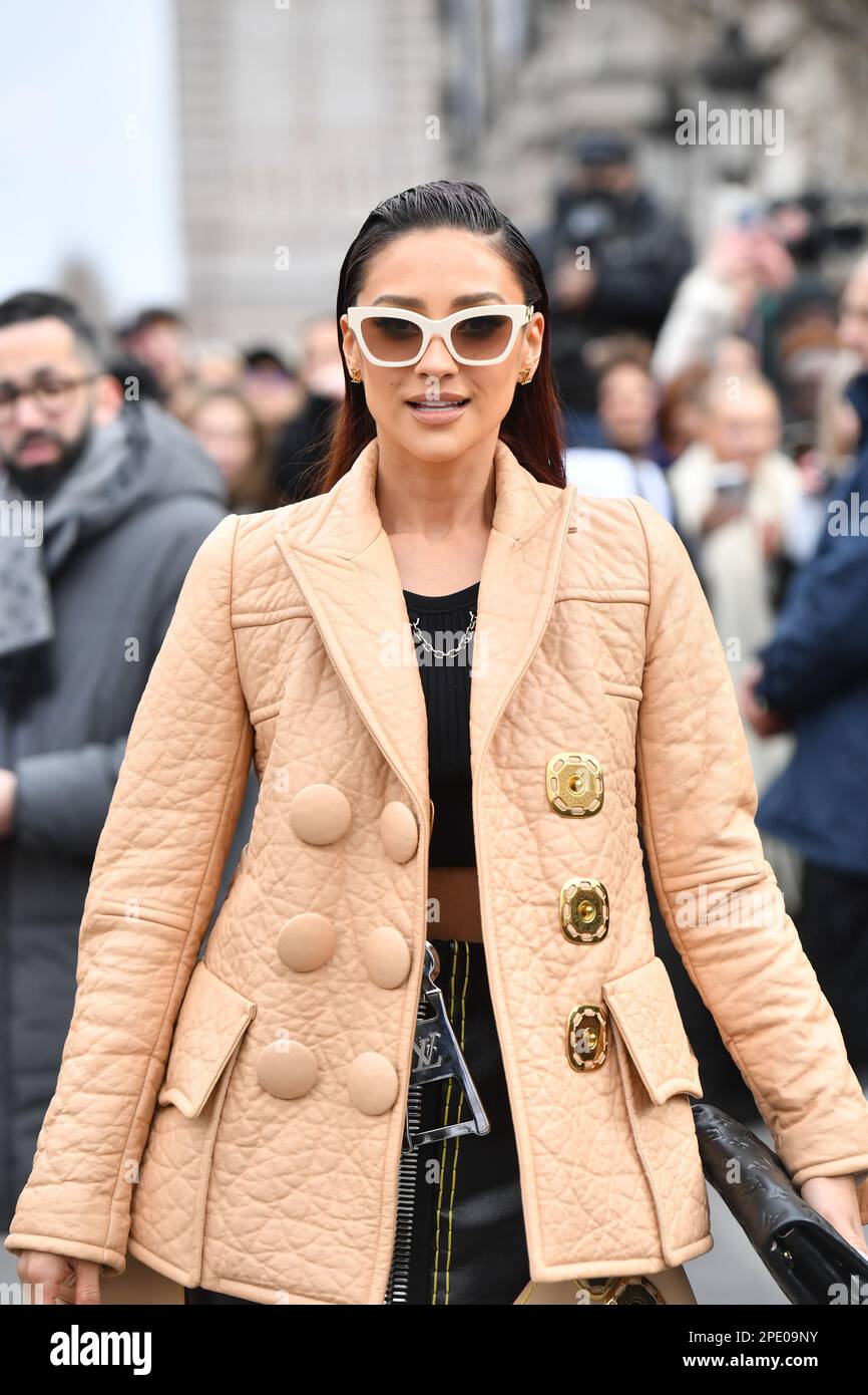 Shay Mitchell partecipa al Louis Vuitton Womenswear Autunno Inverno Foto Stock