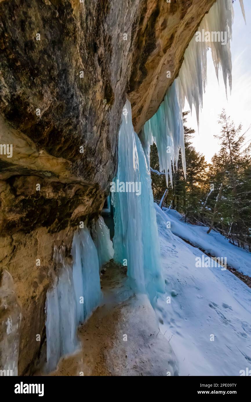 Dettagli delle tende formazione di ghiaccio utilizzato da arrampicatori di ghiaccio in Pictured Rocks National Lakeshore vicino a Munising, Upper Peninsula, Michigan, USA Foto Stock