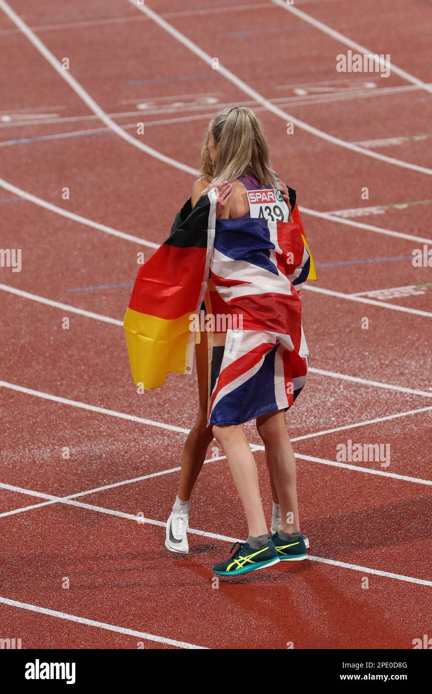 Konstanze KLOSTERHALFEN & Eilish MCCOLGAN abbraccia dopo la finale 10000m al Campionato europeo di Atletica 2022 Foto Stock