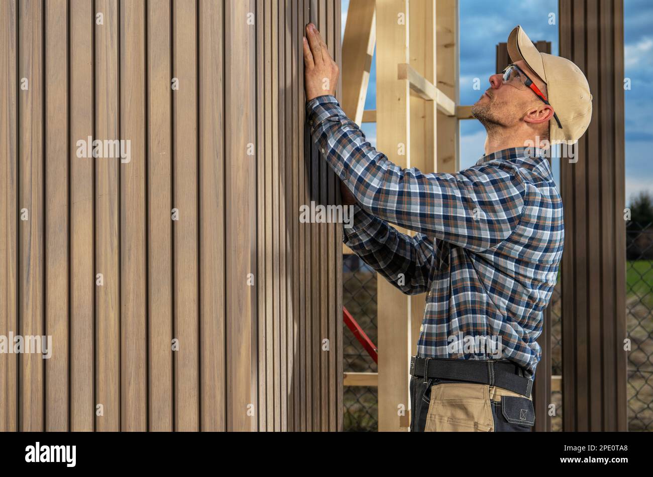 Edificio dei lavoratori del legno di Caucasia moderna capannone da giardino realizzato con materiali compositi e legno. Foto Stock