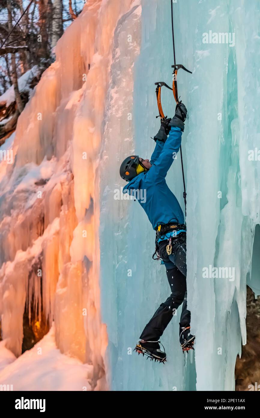 Ice climbing su tende, una formazione di ghiaccio in Pictured Rocks National Lakeshore, Upper Peninsula, Michigan, USA [No model release; editoriale li Foto Stock