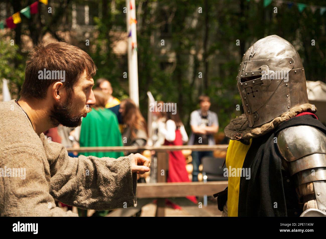 Khabarovsk, Russia - 11 giugno 2017: Costumi del periodo di Medio Evo al torneo di cavaliere. Rievocazione storica medievale - due uomini che parlano Foto Stock