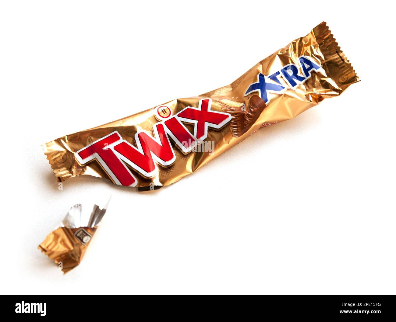 Khabarovsk, Russia - 10 aprile 2017: Barra di cioccolato Twix Xtra vuoto involucro sminuzzato isolato su bianco. Immondizia di imballaggio di alimento Foto Stock