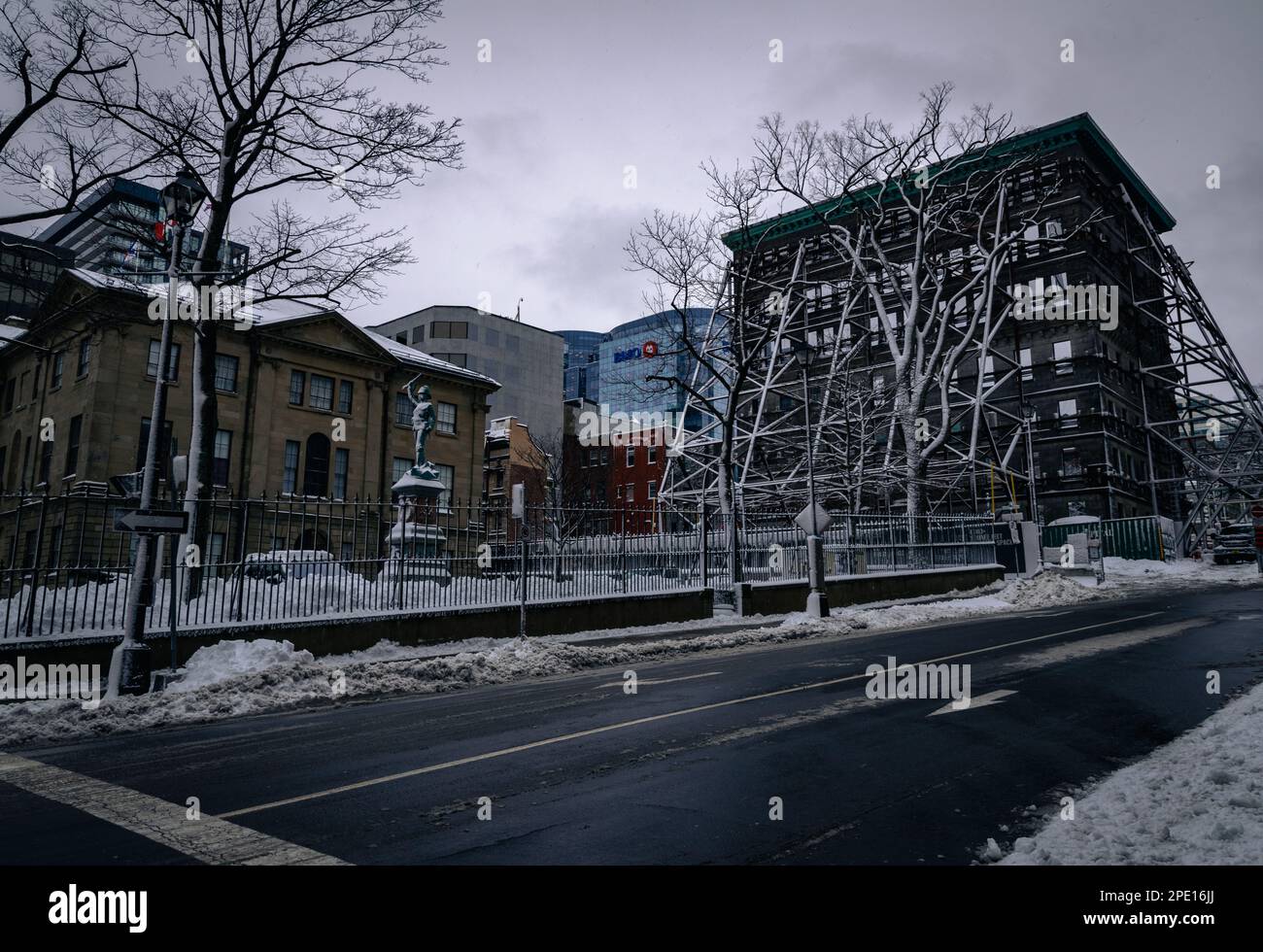 Una vista della Piazza della Casa della Provincia da george Street contianing la Casa della Provincia e la nuova costruzione del blocco stampa con la facciata dell'edificio Kenny-Dennis Foto Stock