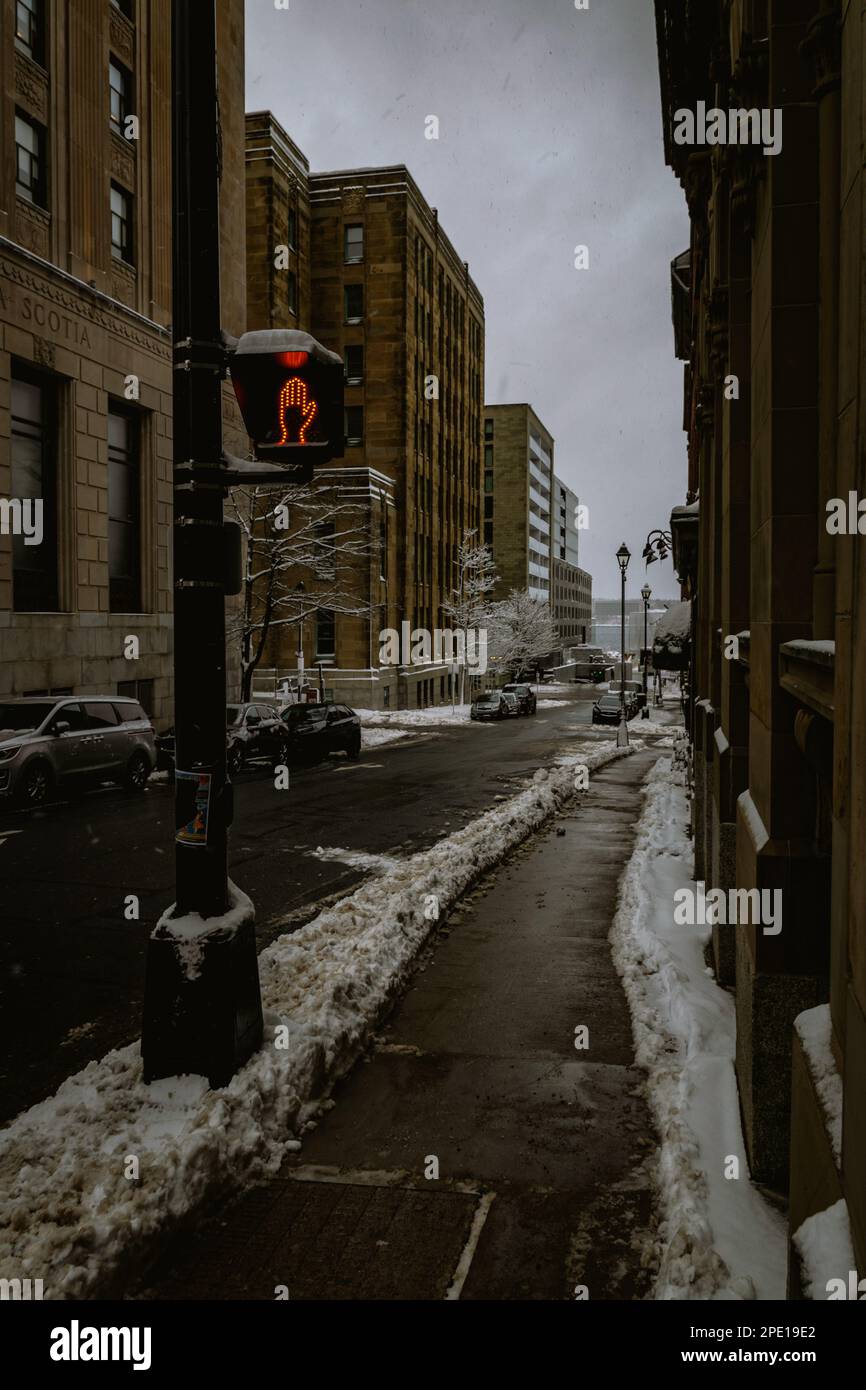 Guardando giù Prince Street nel Brick District in una fredda giornata invernale con marciapiedi innevati Foto Stock