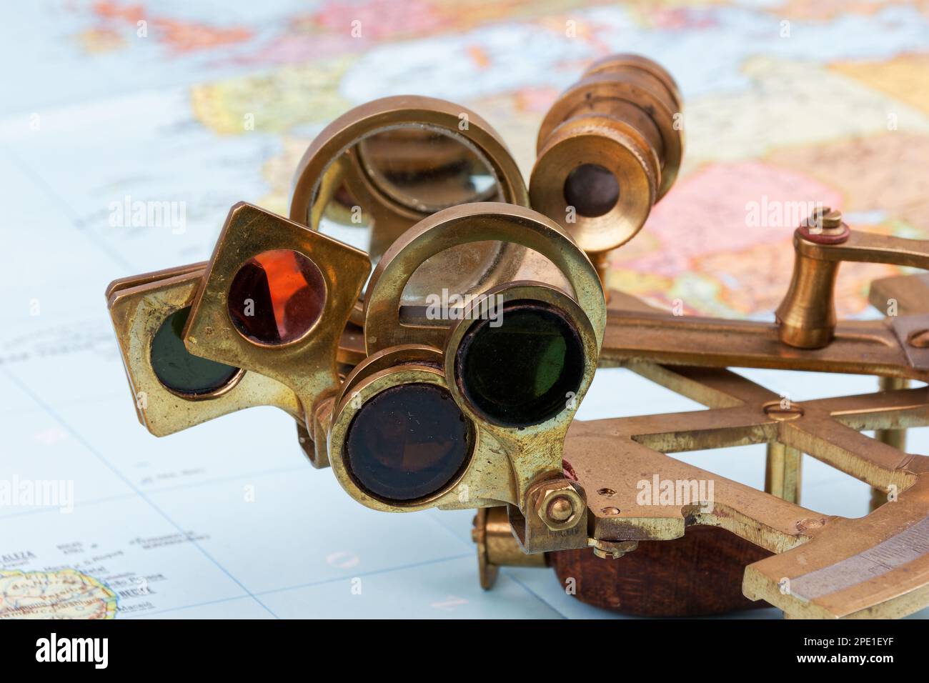 sestante nautico con ottica giacente su carta mappa del mondo Foto stock -  Alamy