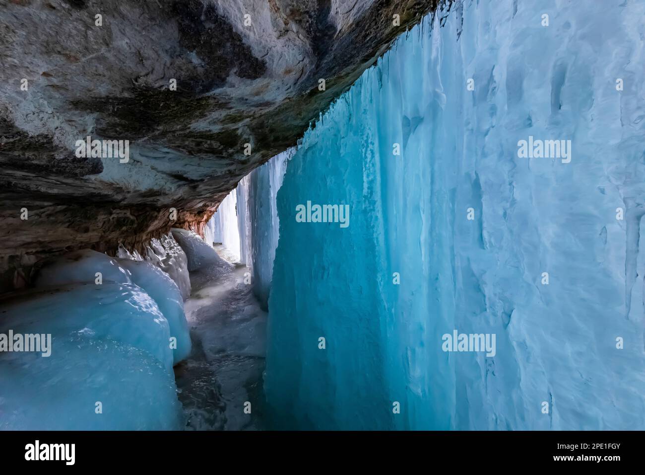 Dietro le tende formazione di ghiaccio in Pictured Rocks National Lakeshore vicino a Munising, Upper Peninsula, Michigan, USA Foto Stock