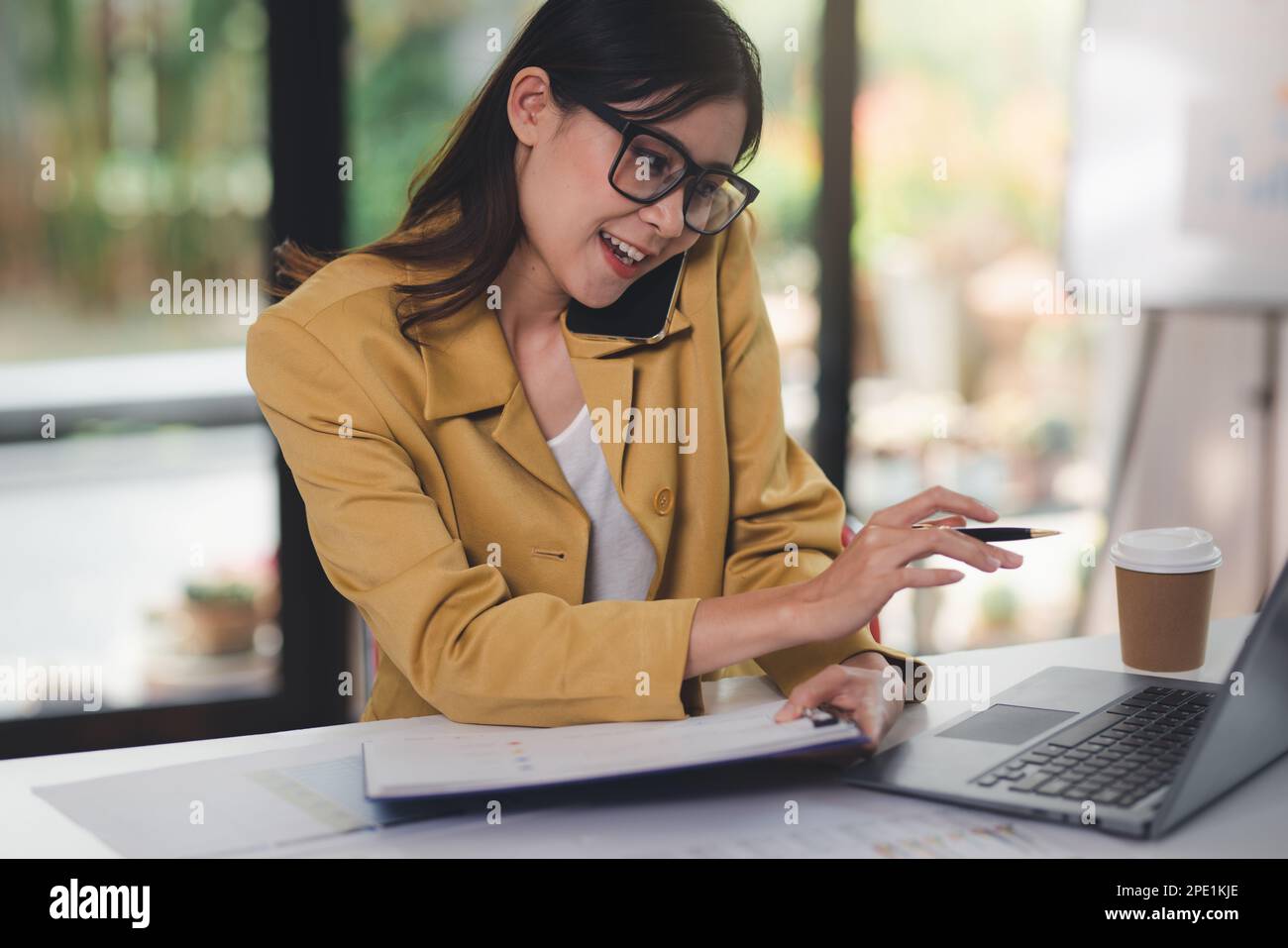Concetto di business Office donna che lavora, Businesswoman utilizzando smartphone parlare con il suo cliente circa il piano di invesment e il controllo analisi documento AN Foto Stock