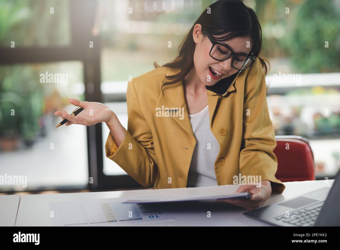 Concetto di business Office donna che lavora, Businesswoman utilizzando smartphone parlare con il suo cliente circa il piano di invesment e il controllo analisi documento AN Foto Stock