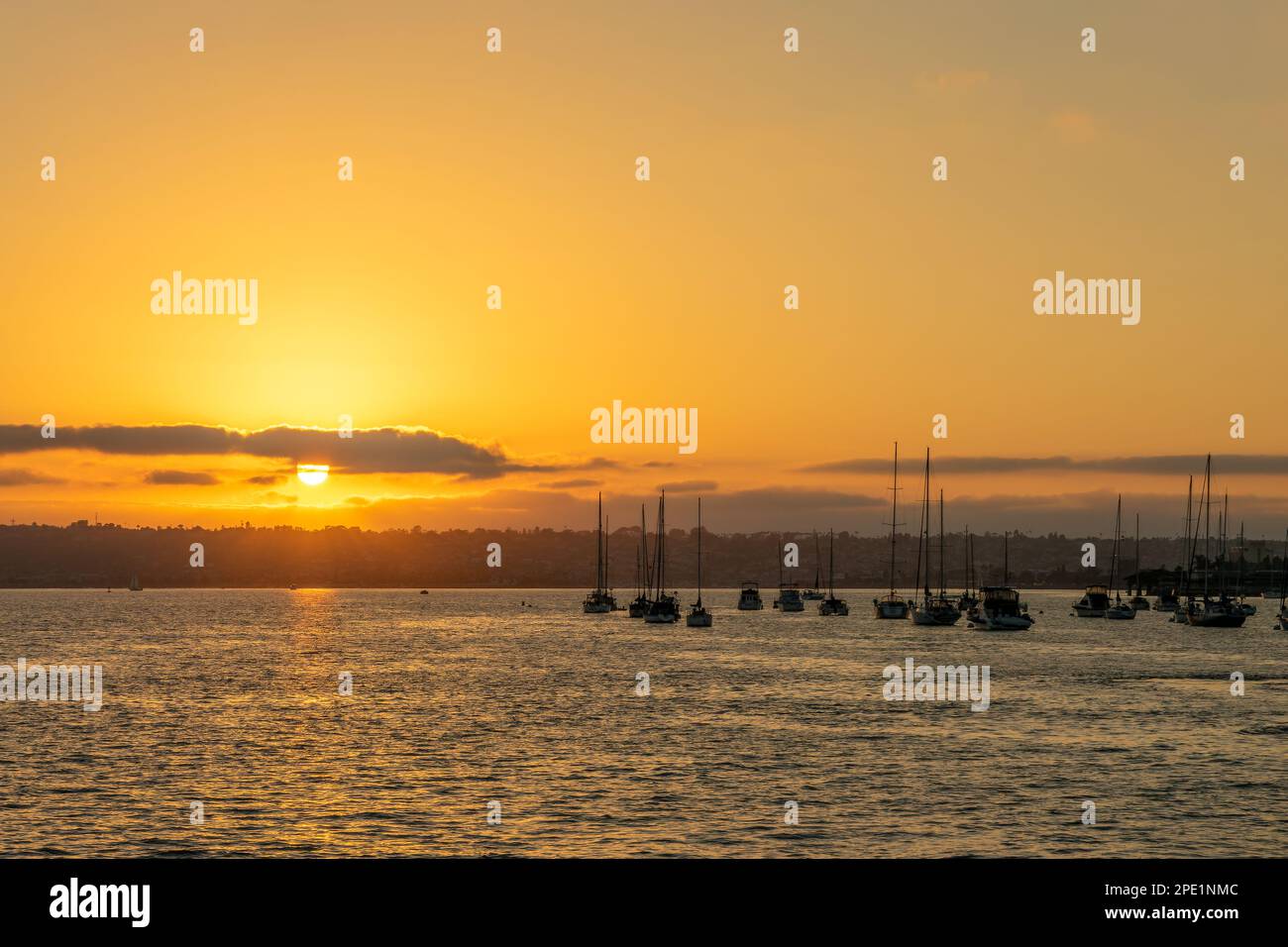 Silhouette di barche al tramonto nel porto di San Diego, California Foto Stock
