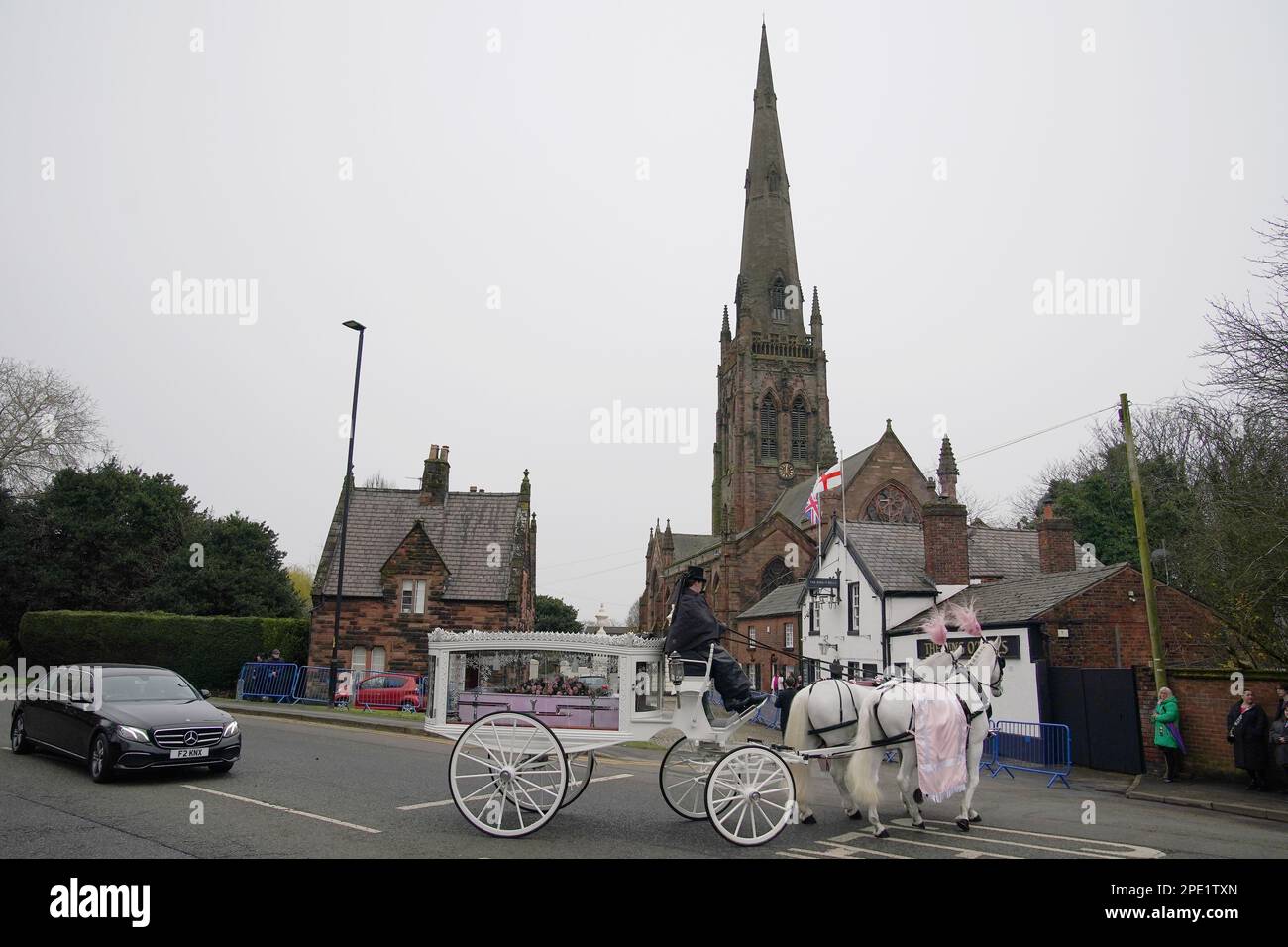 La carrozza trainata da cavalli che porta la bara di Brianna Ghey arriva per il suo funerale alla chiesa parrocchiale di Elphin, a Warrington, Cheshire. Brianna è stata fatalmente pugnalata a Linear Park, Culcheth, Warrington il 11 febbraio. Data immagine: Mercoledì 15 marzo 2023. Foto Stock