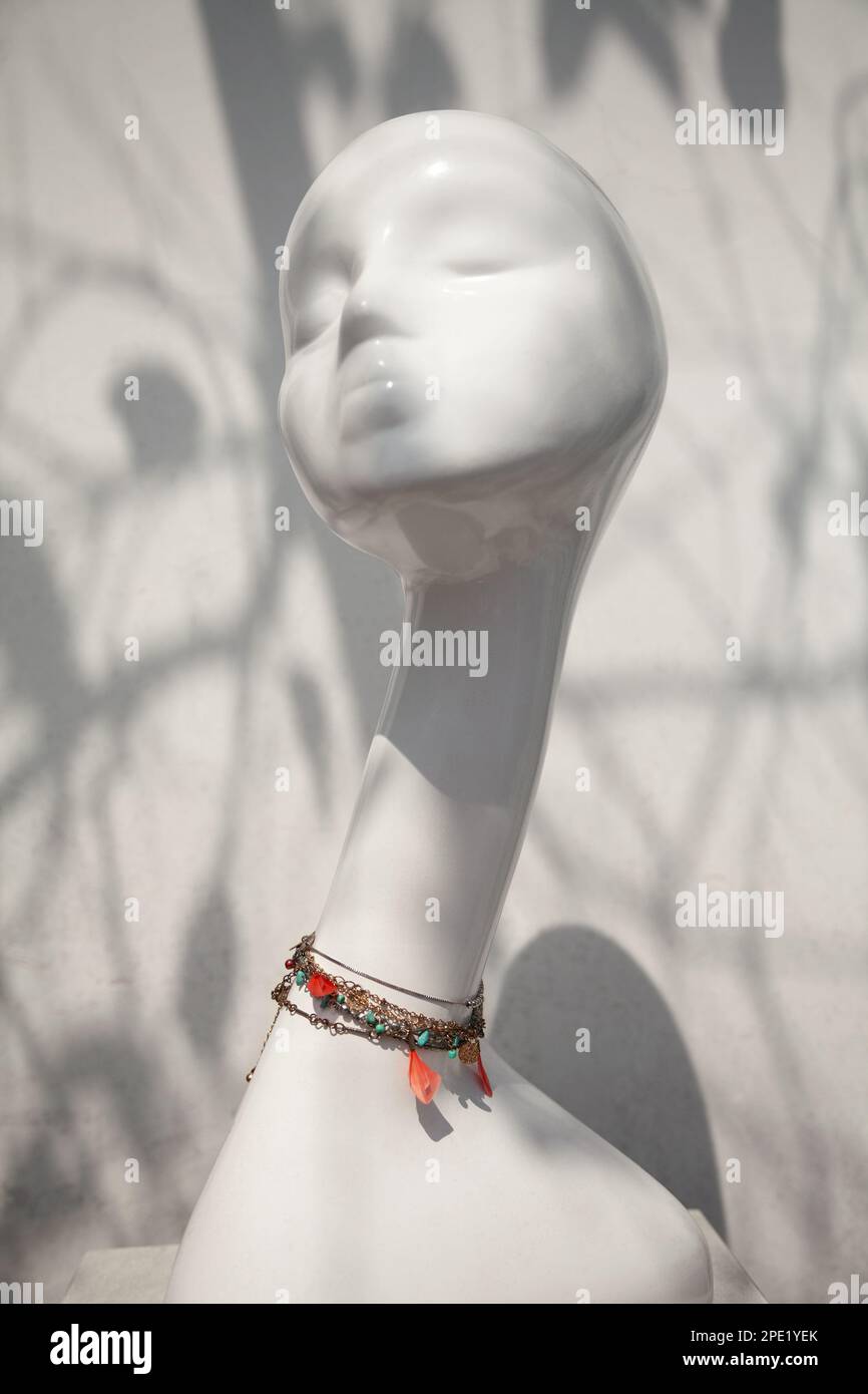 Collana su un manichino femminile esposto in una vetrina. Elegante manichino da donna che indossa accessori di moda Foto Stock