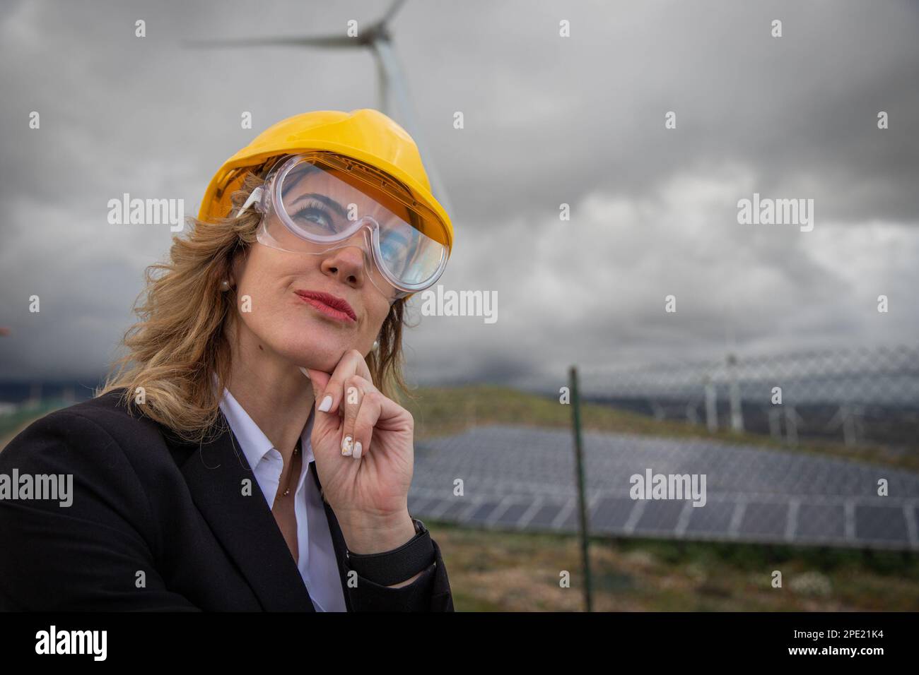 Ritratto di un ingegnere con un'espressione premurosa al lavoro in una centrale solare. Foto Stock Ritratto di un ingegnere con un'espressione premurosa al lavoro in una centrale solare. Foto Stock