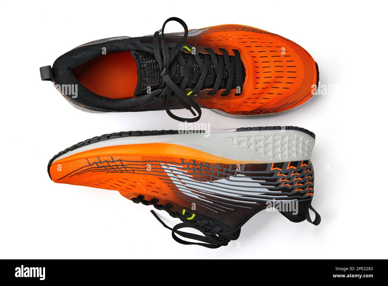 Scarpe da running arancioni isolate su sfondo bianco. Scarpe per passeggiate, jogging, corsa, fitness, educazione fisica. Foto Stock