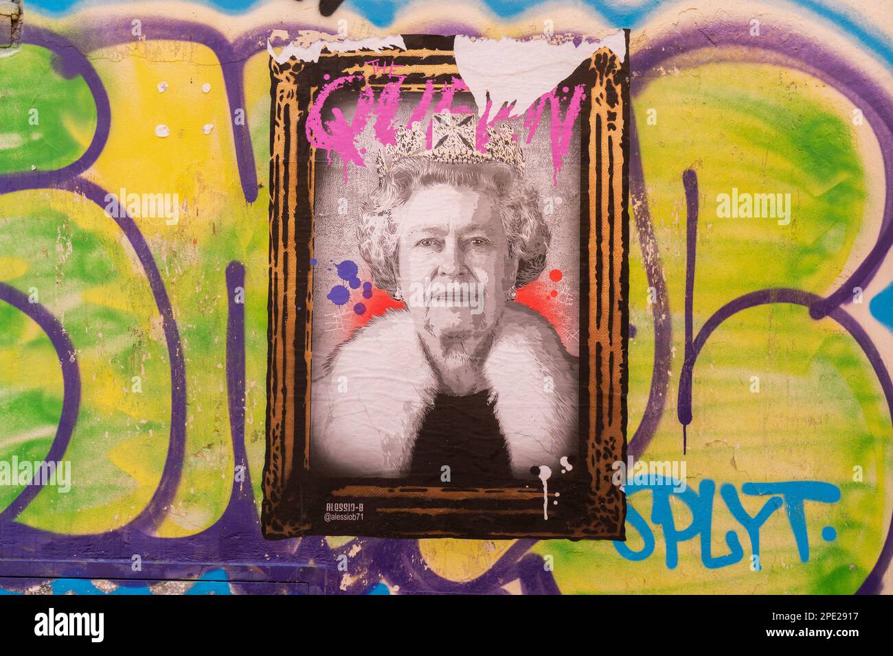 Roma, Italia. 15 marzo 2023. Un ritratto dell'artista Alessio -B della defunta regina Elisabetta II appare su una parete inturita con graffiti nel quartiere di Trastevere, Roma. Credit: amer Ghazzal/Alamy Live News Foto Stock