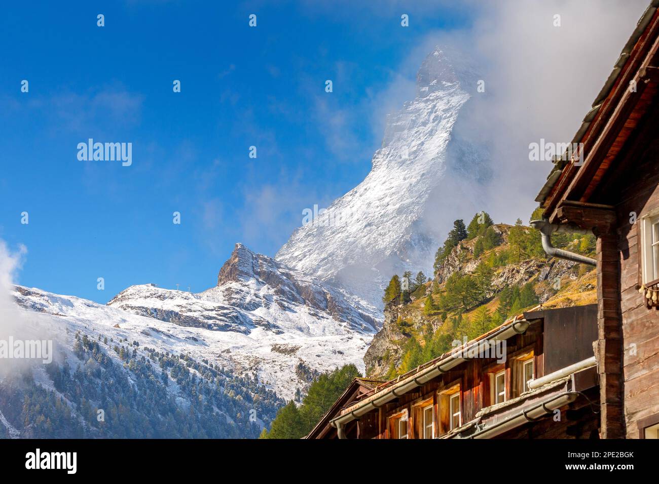 Cervino Snow mount close-up e Zermatt casa alpina tetto, Svizzera, Alpi Svizzere Foto Stock