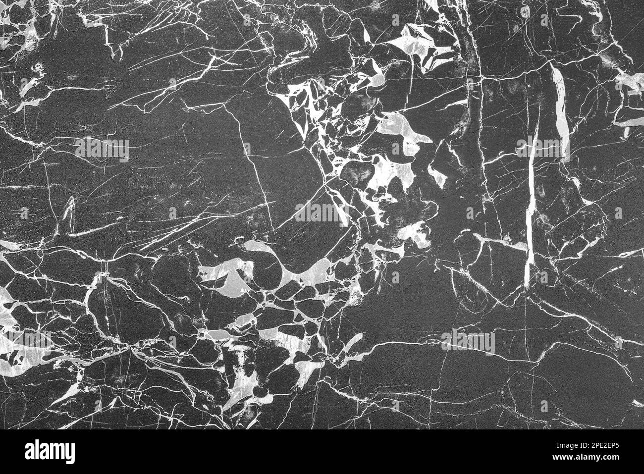 Texture di piastrelle di marmo nero con graffi. Sfondo astratto per il design. Foto Stock