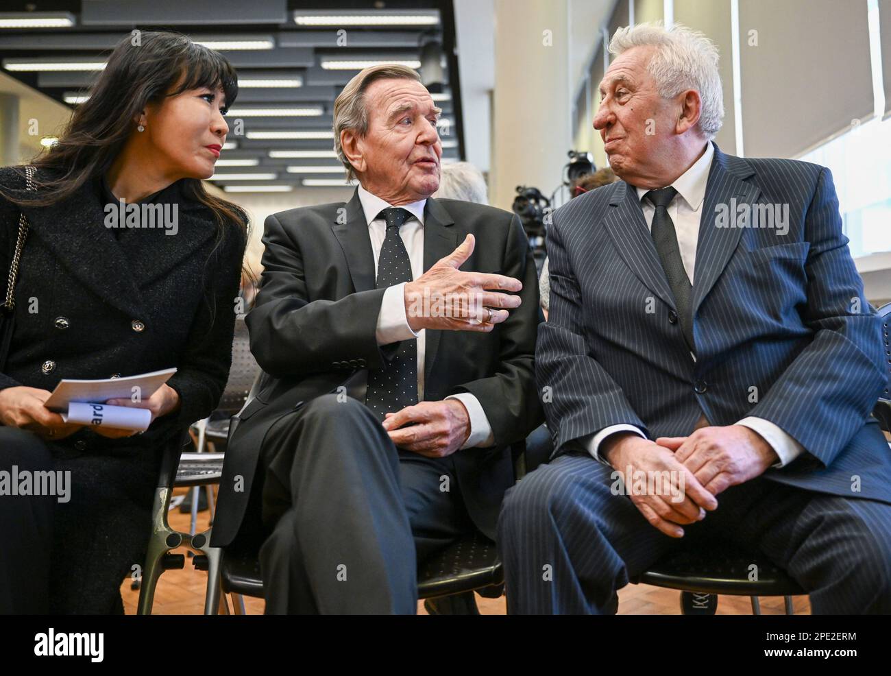 Berlino, Germania. 15th Mar, 2023. Gerhard Schröder (M), ex cancelliere tedesco, e sua moglie so-yeon Schröder-Kim, nonché Egon Krenz, ex segretario generale SED, partecipano al servizio funerario dell'ex Premier tedesco dell'est Hans Modrow presso la Münzenberg Hall di Franz-Mehring-Platz. Modrow morì il 10 febbraio 2023. Credit: Jens Kalaene/dpa/Alamy Live News Foto Stock