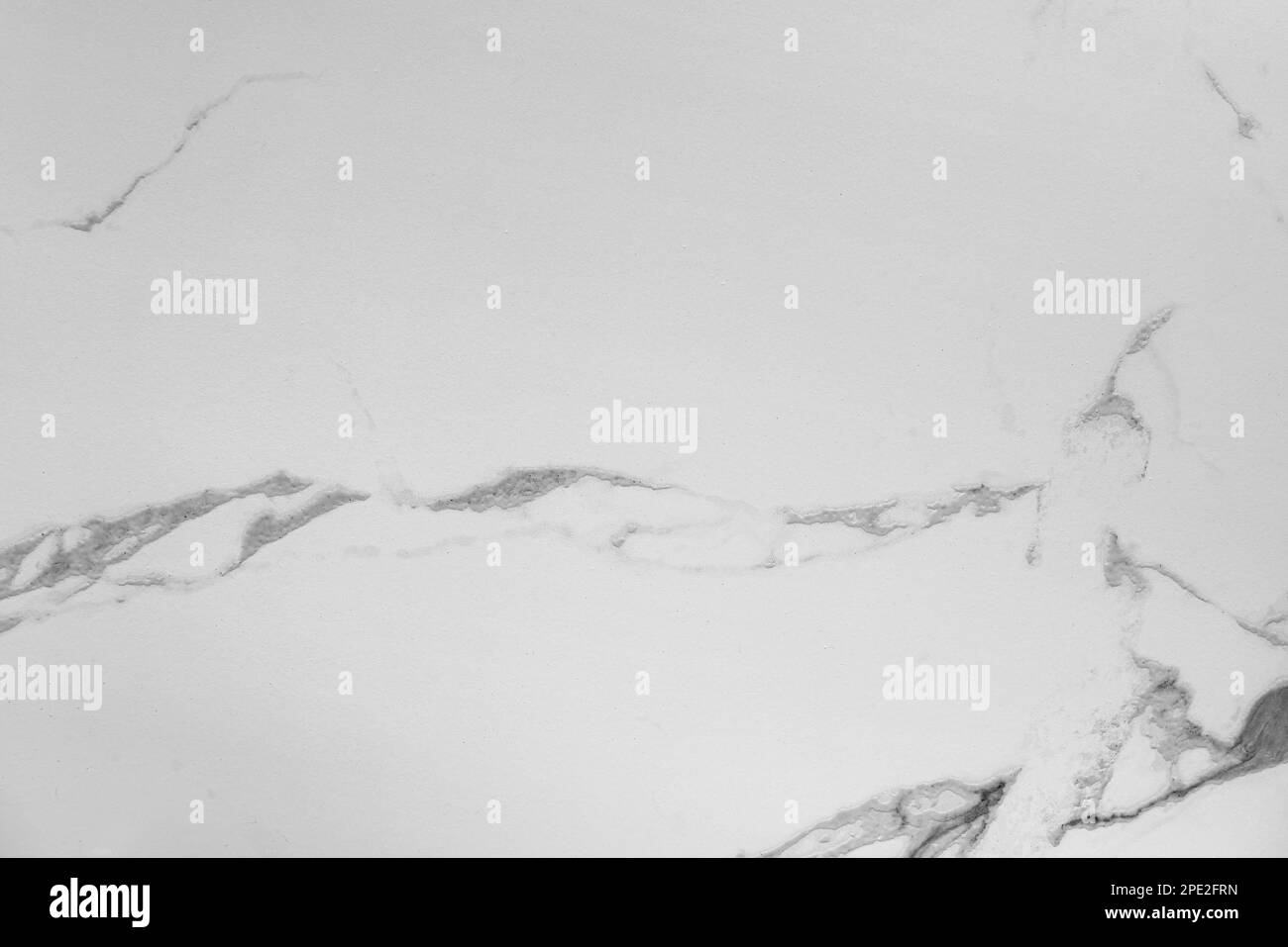 Texture di piastrelle di marmo bianco con graffi. Sfondo astratto per il design. Foto Stock
