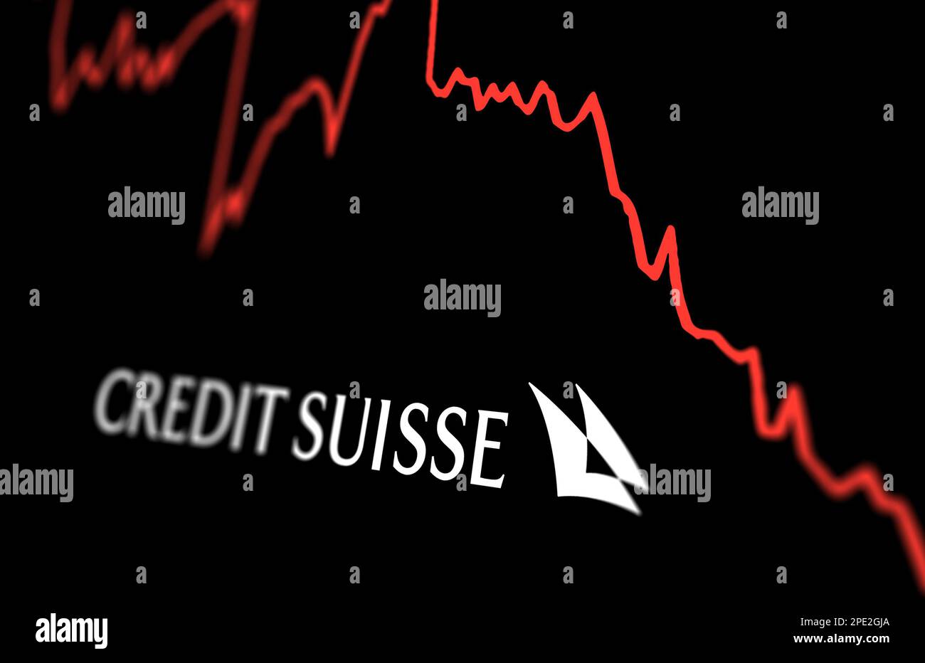 New York, USA, marzo 2023: Logo del Credit Suisse bianco sulle tendenze di una tabella delle prestazioni del mercato azionario. Nel marzo 2023, il Credit Suisse ha subito un brusco calo Foto Stock